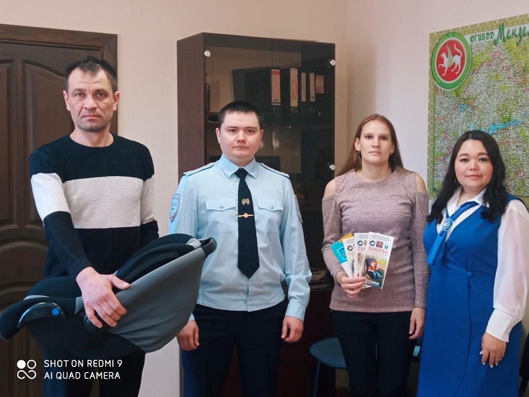 В Менделеевске сотрудники ГИБДД подарили «детское автокресло» многодетной семье