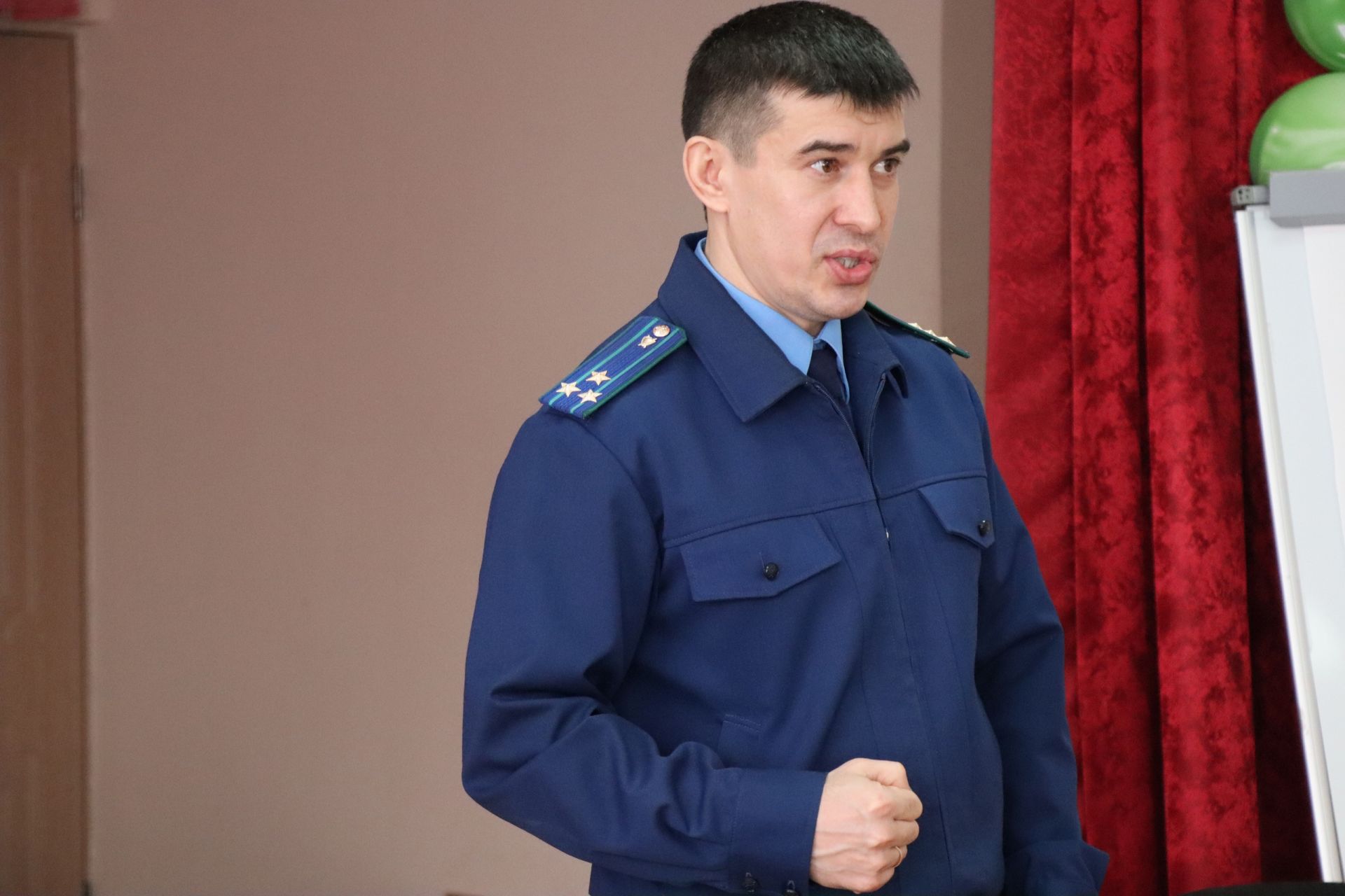 Прокурор района Ришат Шакиров подарил менделеевскому школьнику флешку за активную беседу