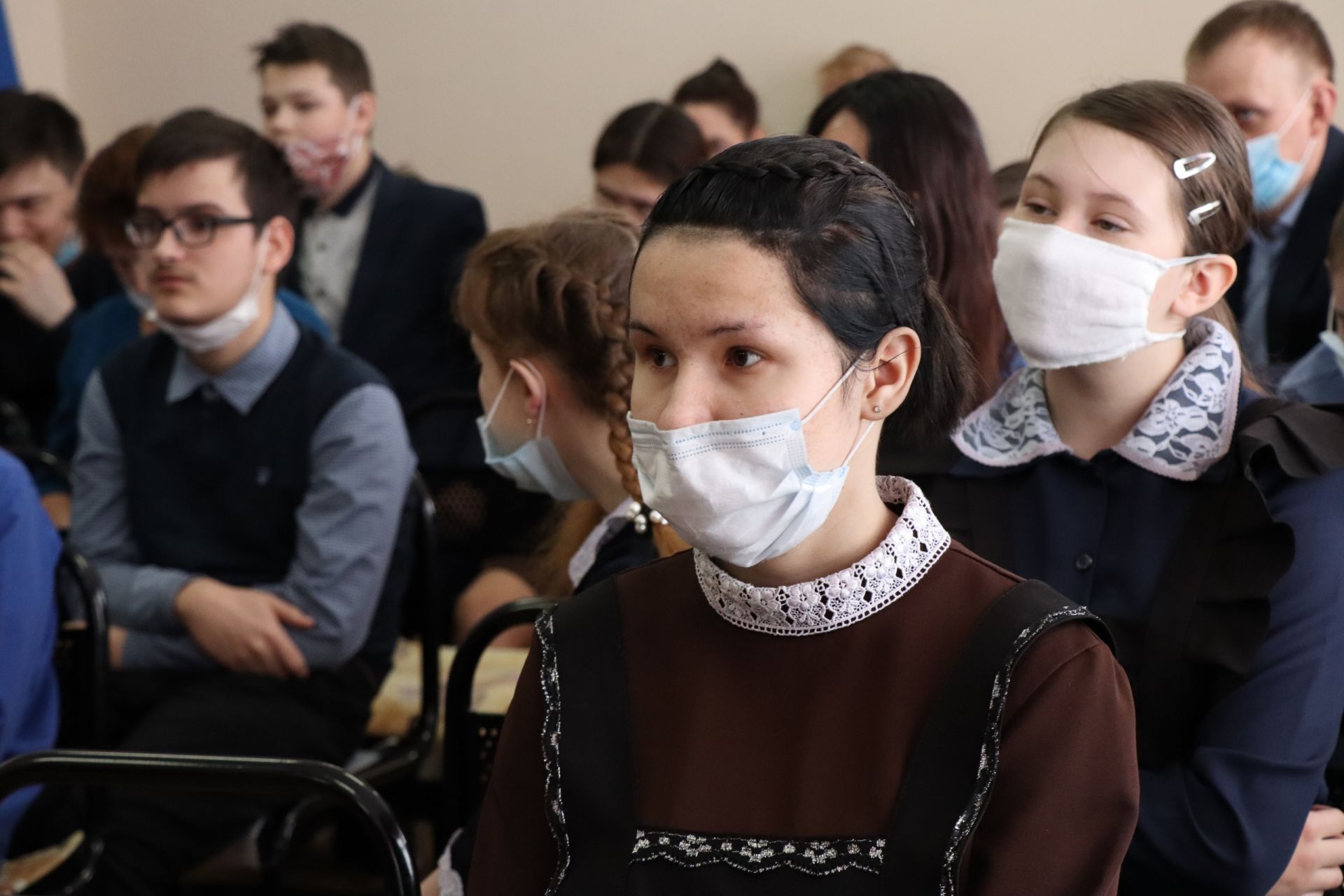 Прокурор района Ришат Шакиров подарил менделеевскому школьнику флешку за активную беседу