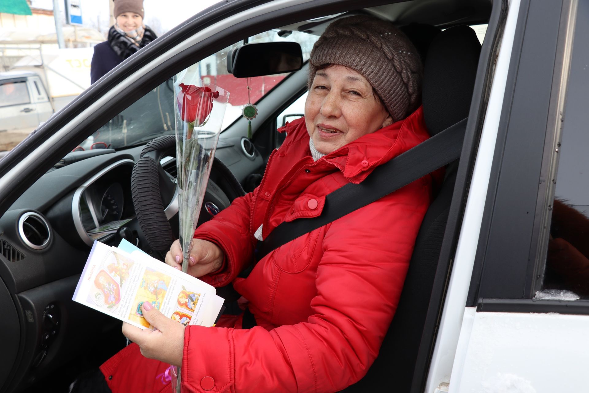 Сотрудники ГИБДД вручили розы и тюльпаны менделеевским автоледи