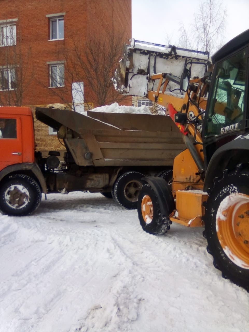 В штатном режиме решаются задачи с уборкой снега во дворах Менделеевска