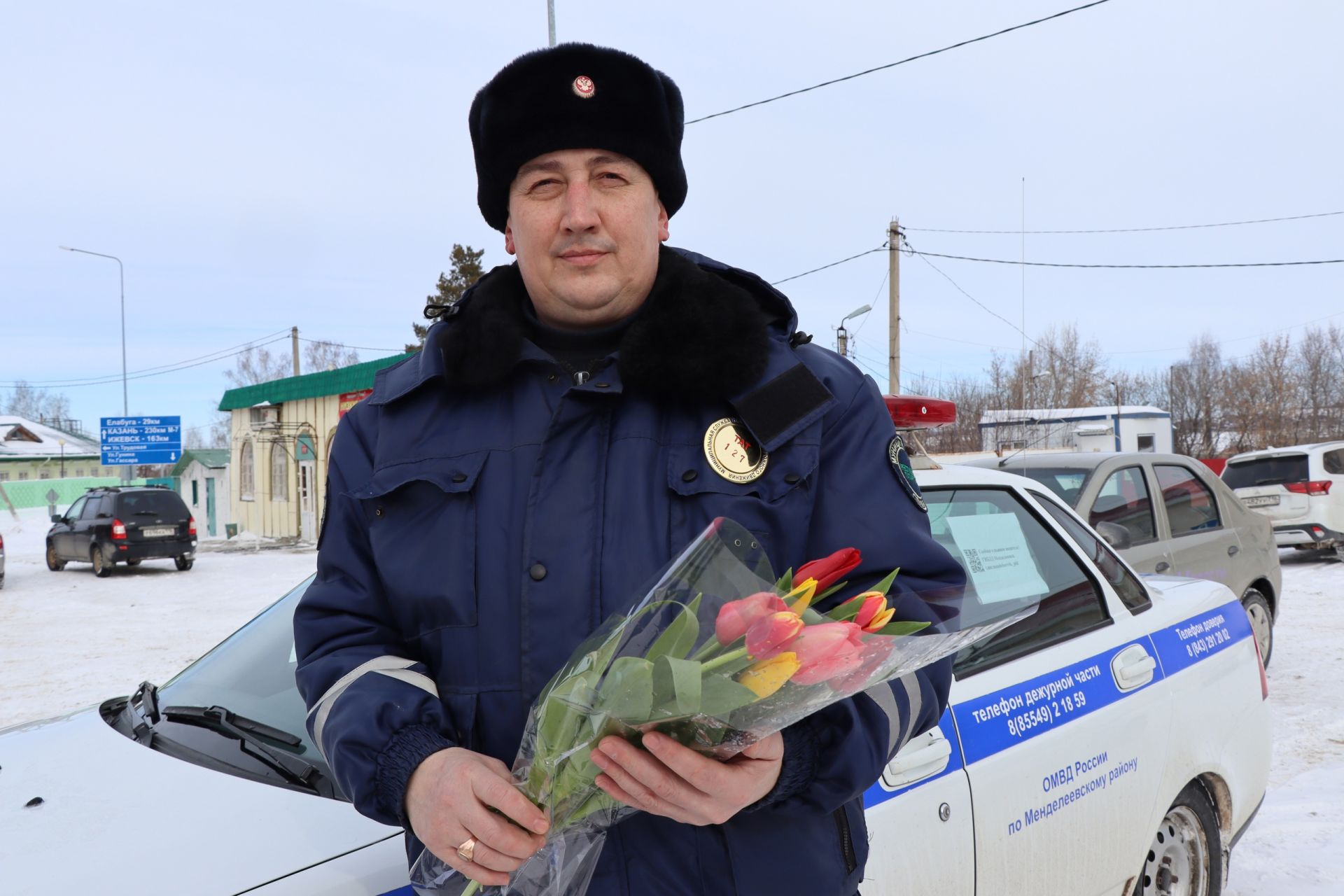 Сотрудники ГИБДД вручили розы и тюльпаны менделеевским автоледи