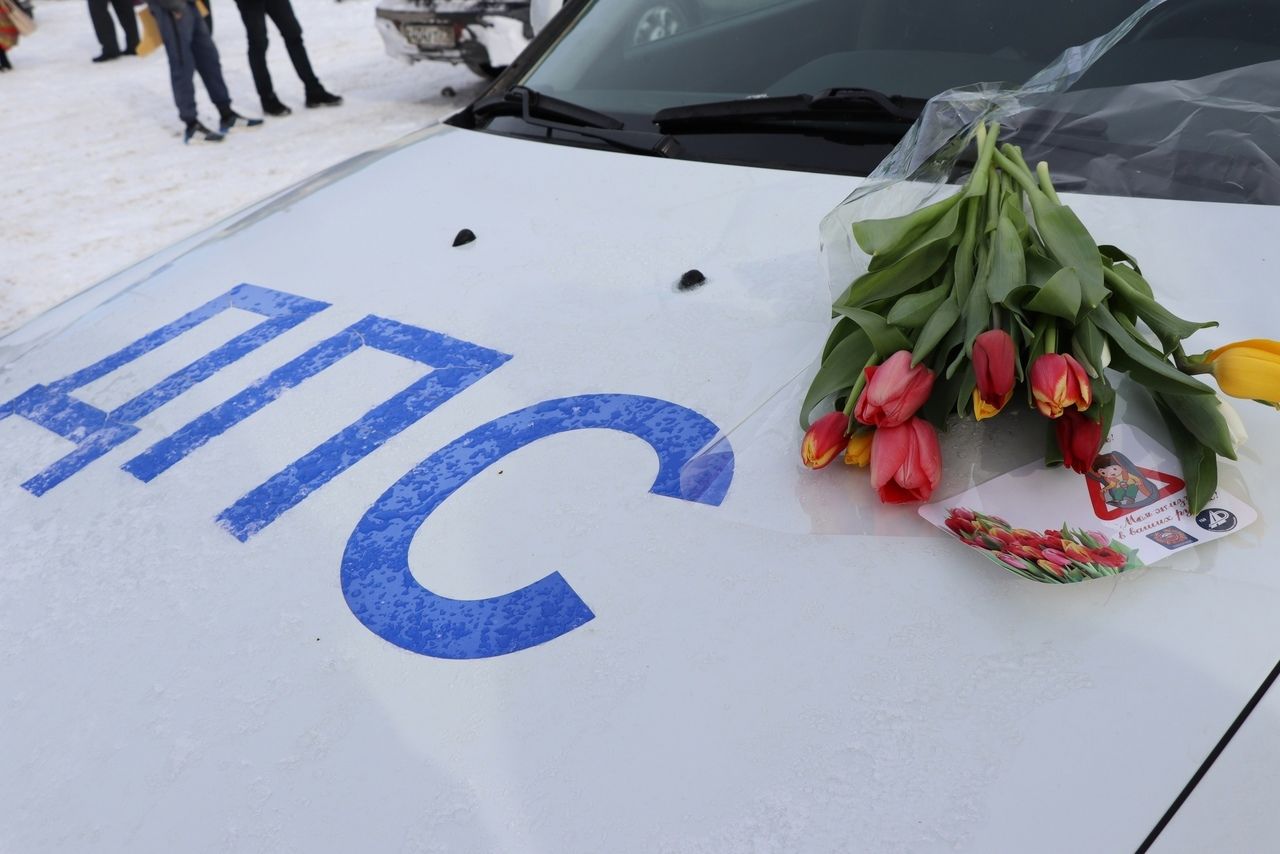 ЮХИДИ хезмәткәрләре менделеевск автоледиларына розалар һәм тюльпаннар бүләк иттеләр