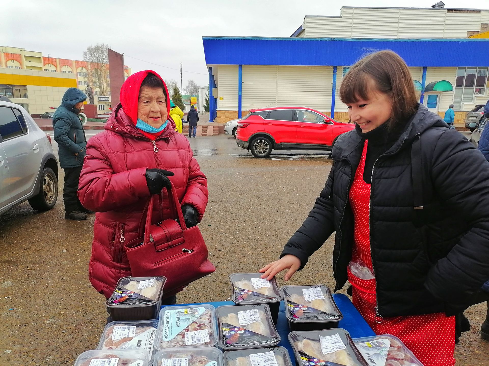 Сельхозпроизводители привезли продукцию на ярмарку в  Менделеевск