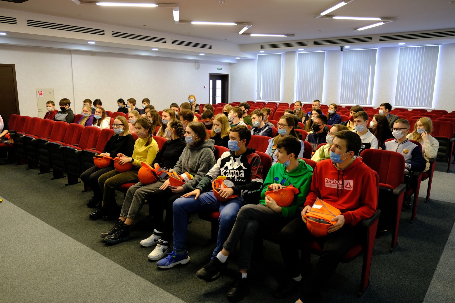 Менделеевские школьники побывали на экскурсии на АО «Аммоний»