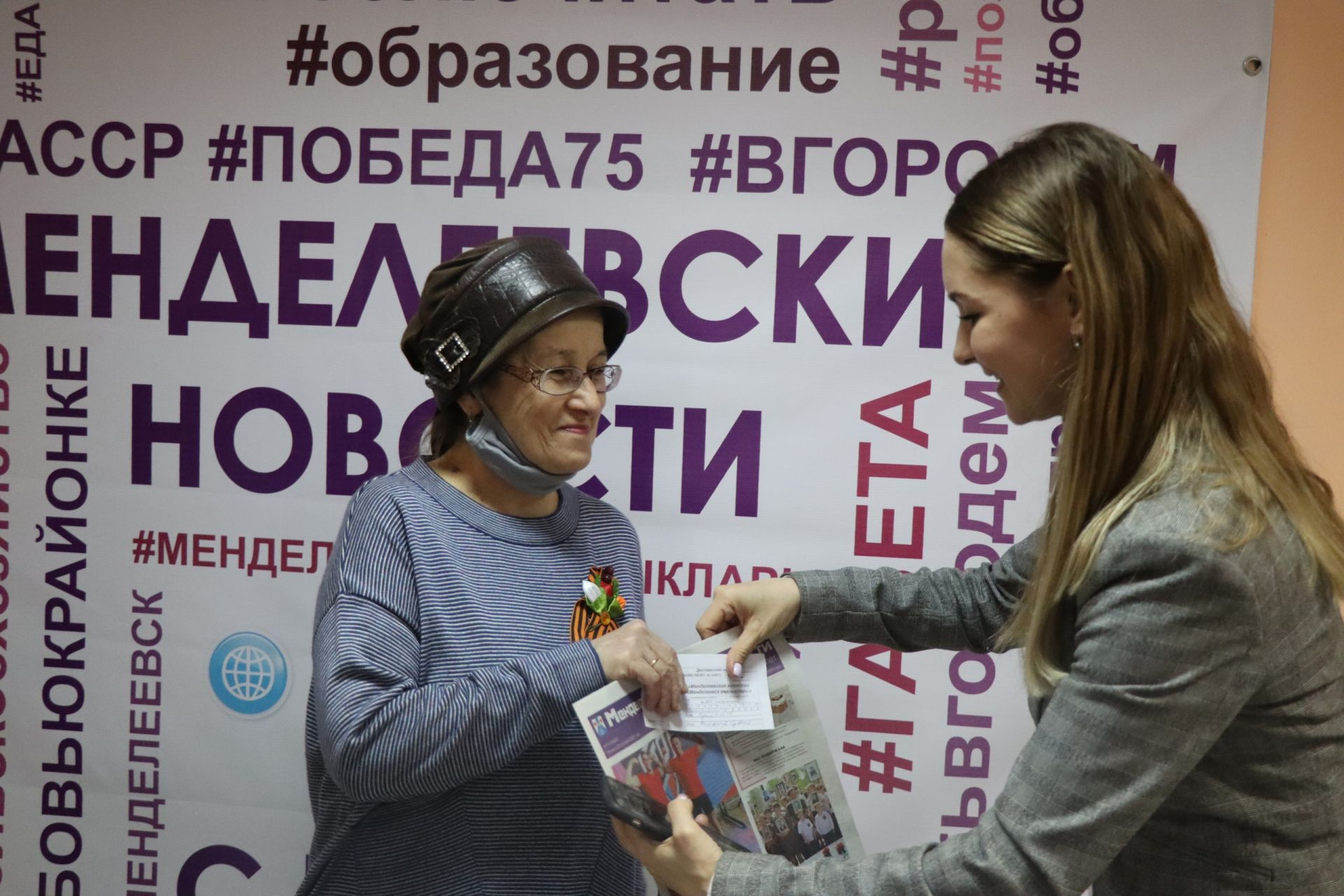 Депутат городского совета Фирдис Абдрахманов подарил подписку на «МН» жителям ТОС «Альфа»