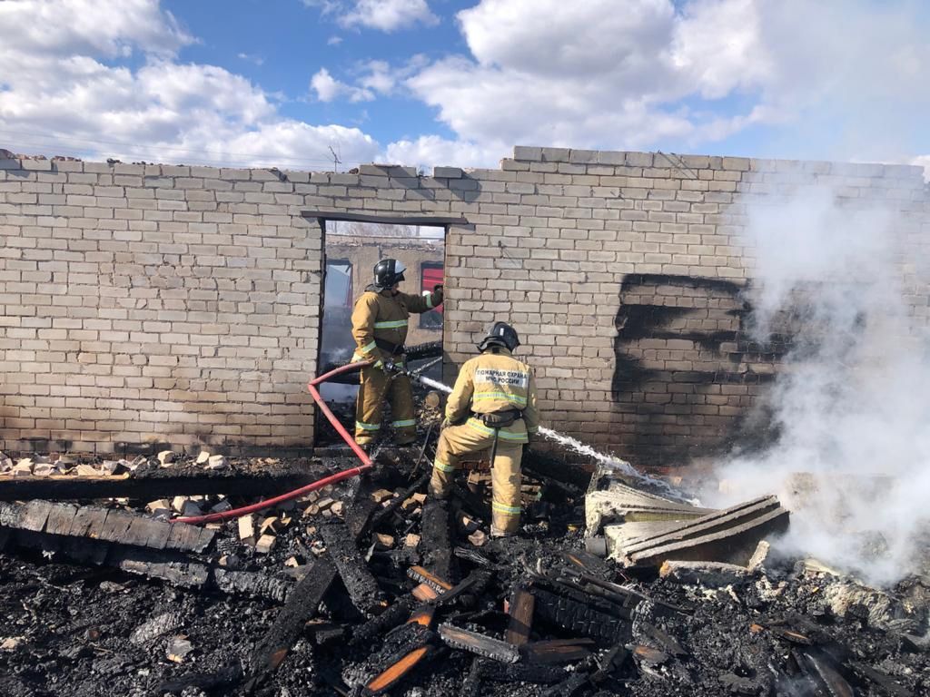 В Менделеевском районе сгорели жилой дом и баня