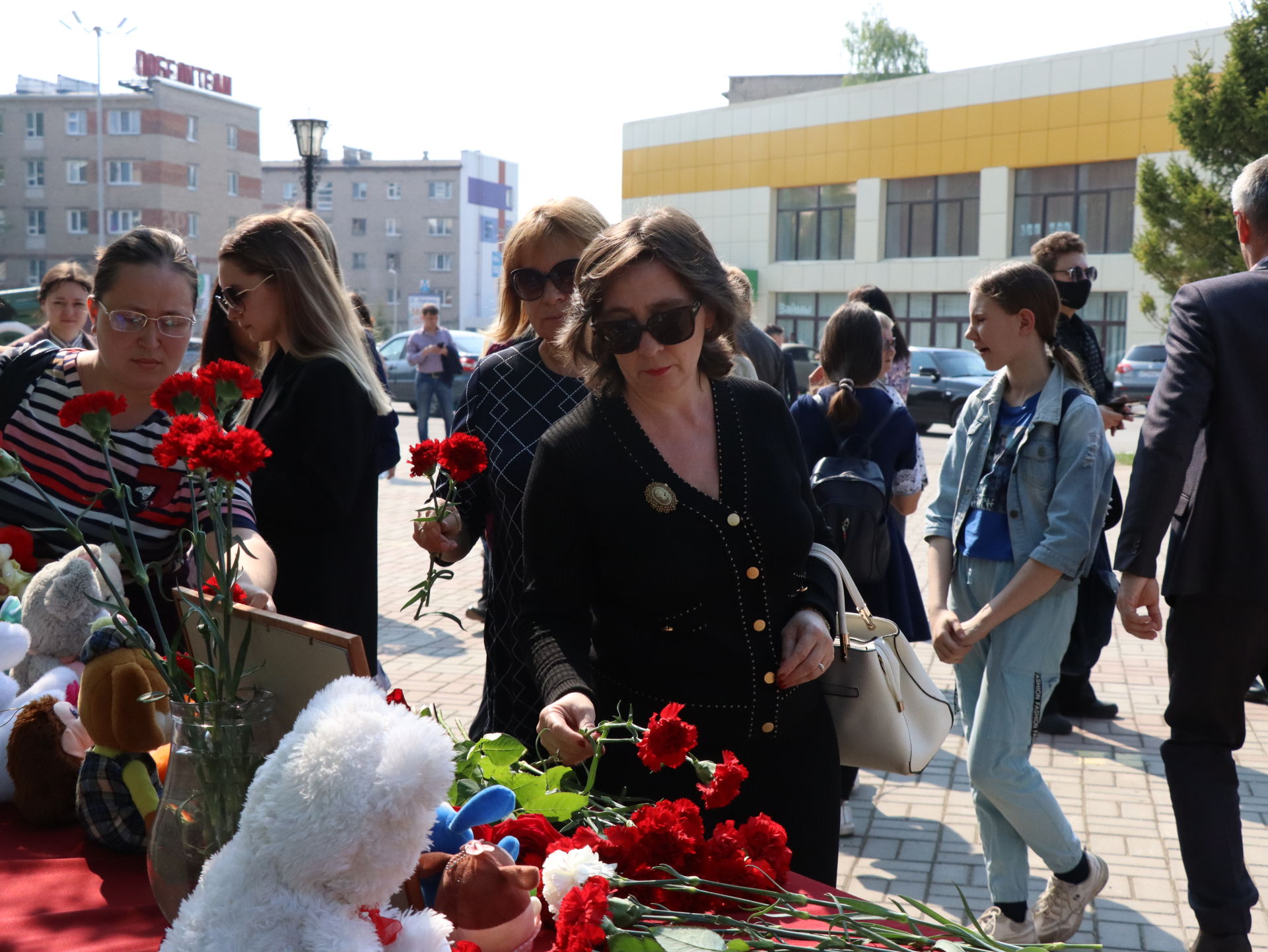 Менделеевцы несут цветы и мягкие игрушки к мемориалу памяти о погибших в Казани