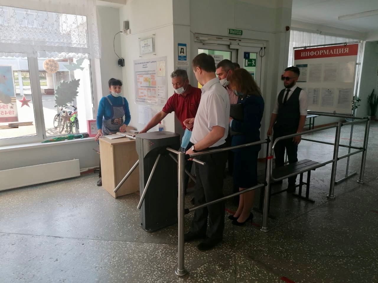 В школах Менделеевского района проводится проверка пропускной системы
