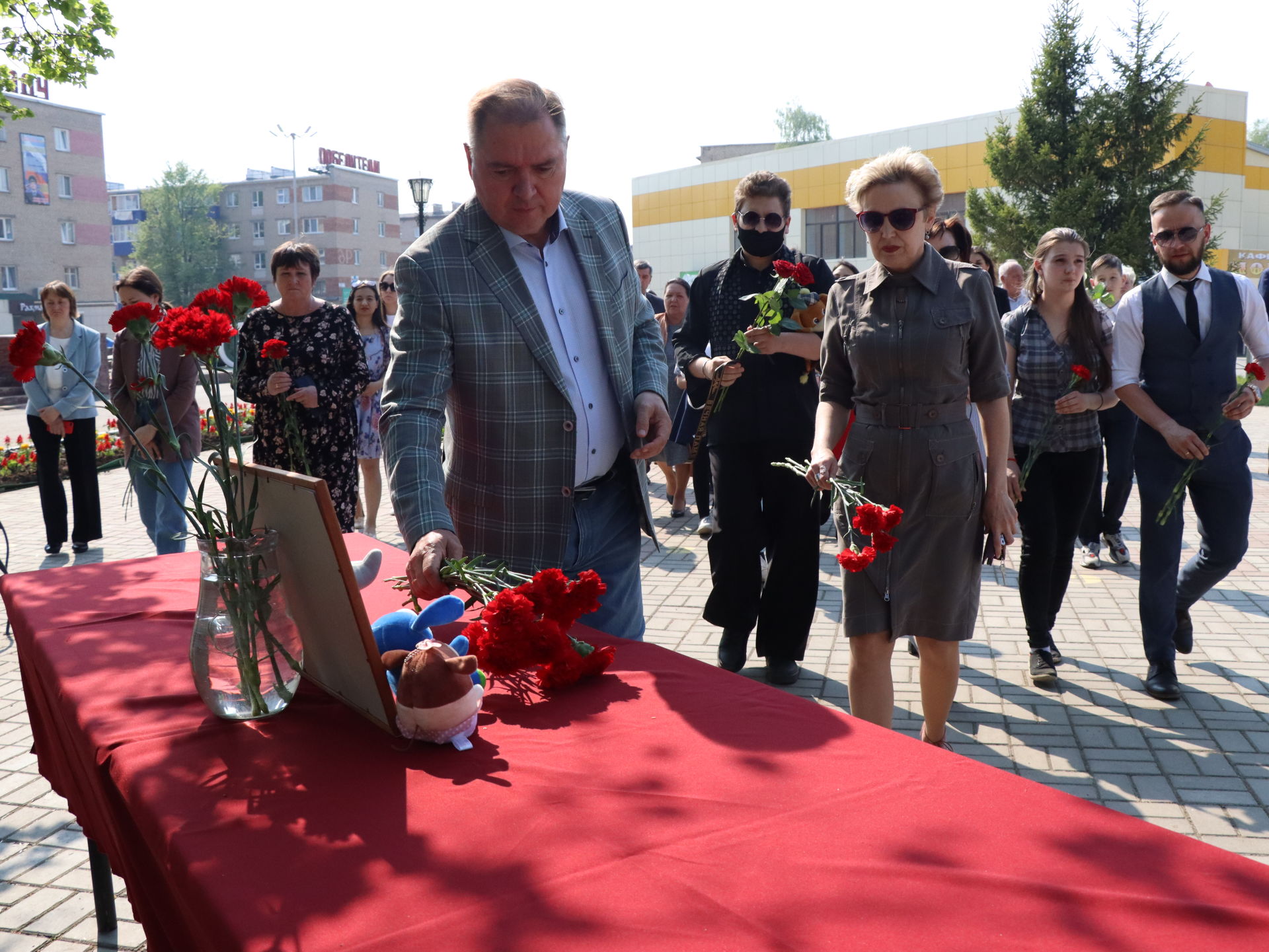 Менделеевцы несут цветы и мягкие игрушки к мемориалу памяти о погибших в Казани