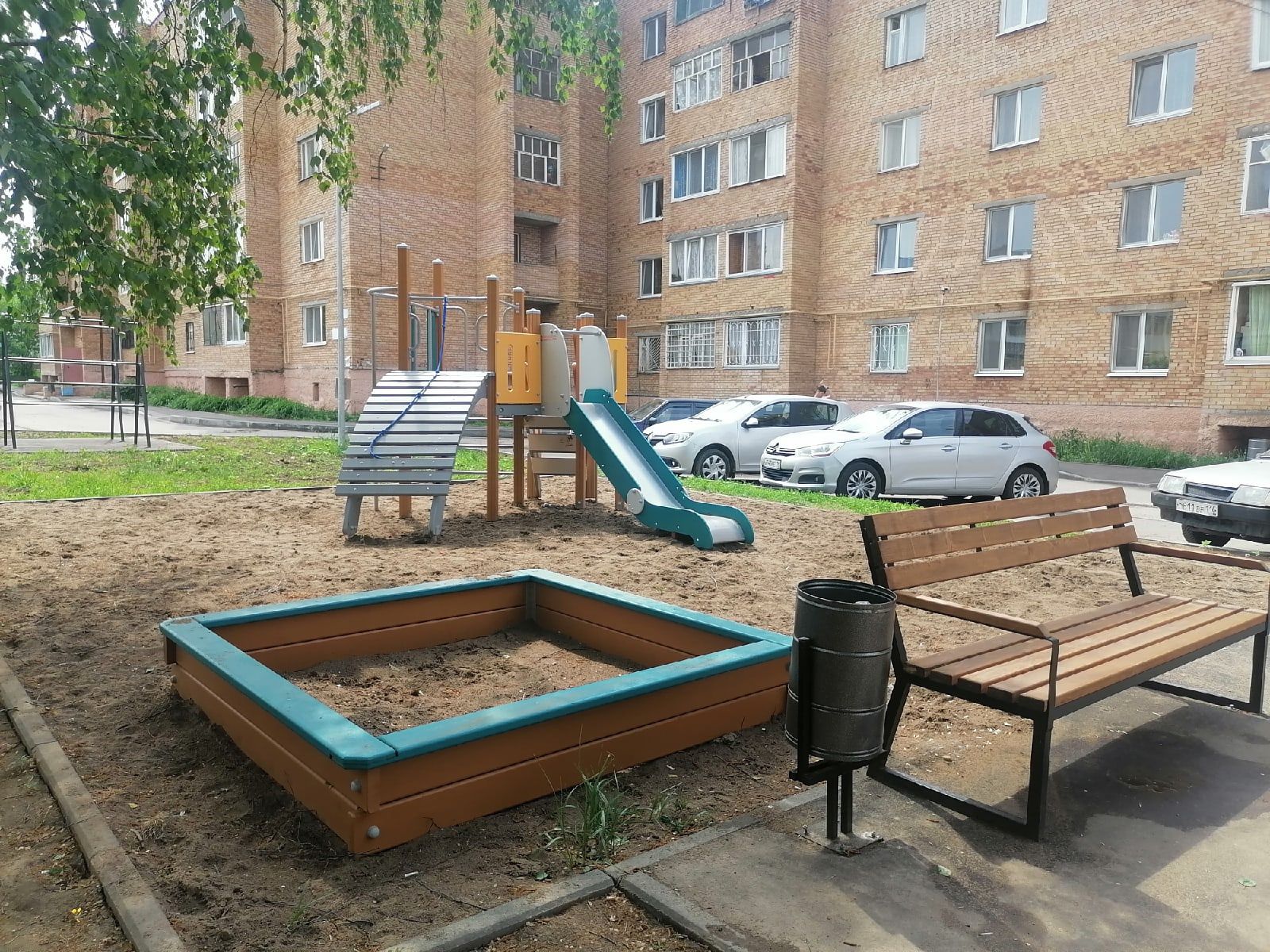 На улице Чоловского, 10 установили детский игровой комплекс