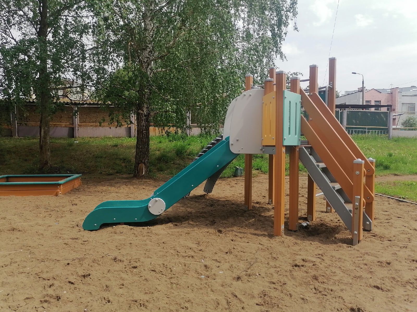 На улице Чоловского, 10 установили детский игровой комплекс