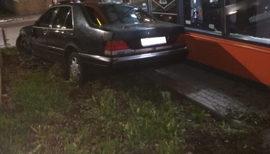 В Менделеевске пьяный водитель на Mercedes-Benz наехал на столб