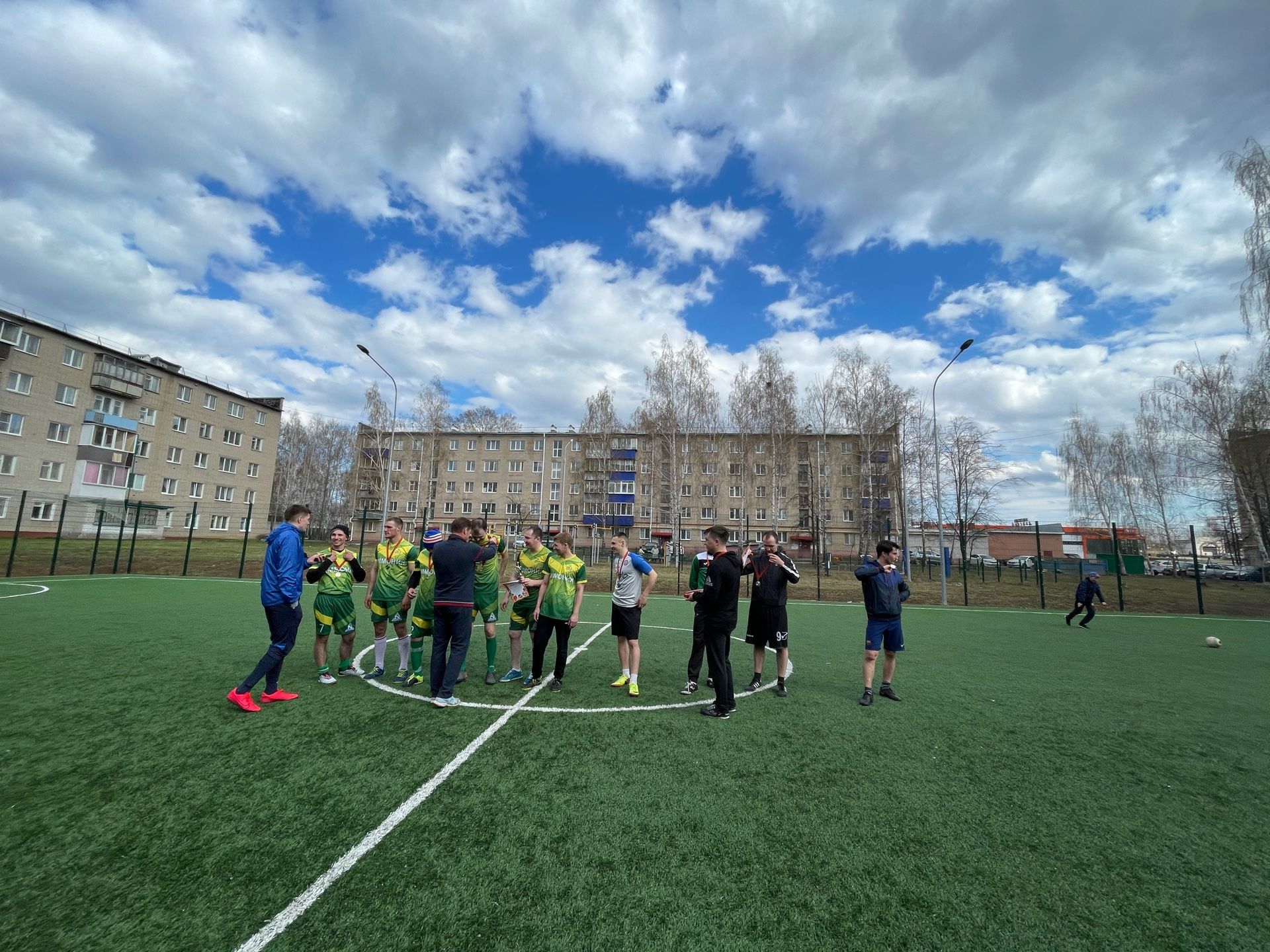 Чемпионат по мини-футболу в честь 76-летия Победы провели в Менделеевске