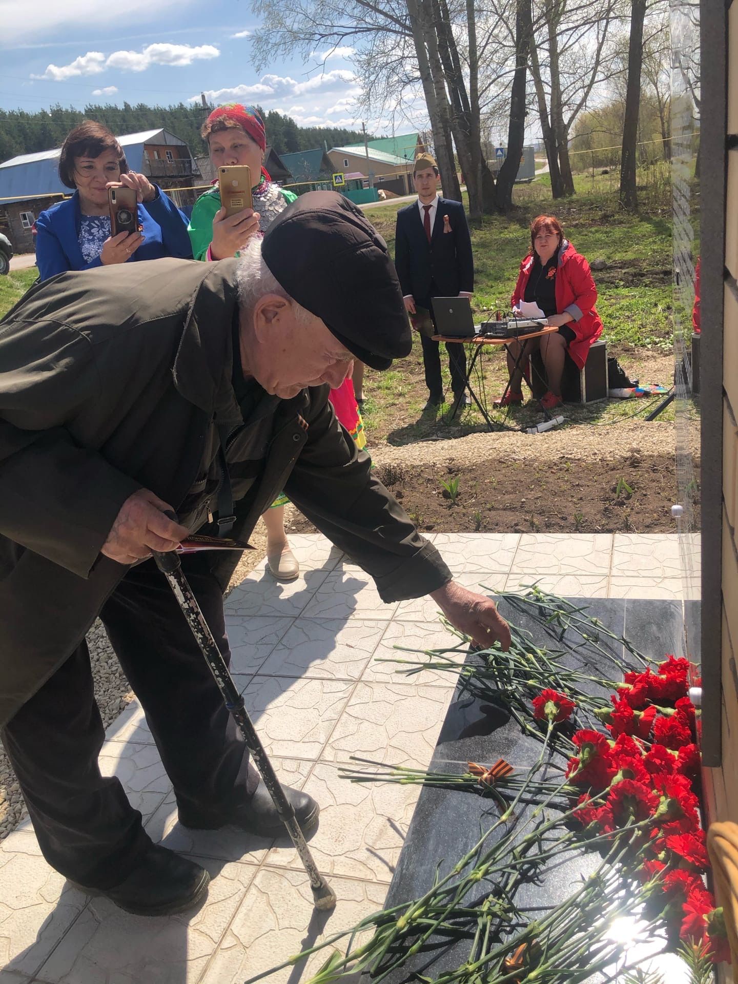 В деревне Карманково открыли памятник