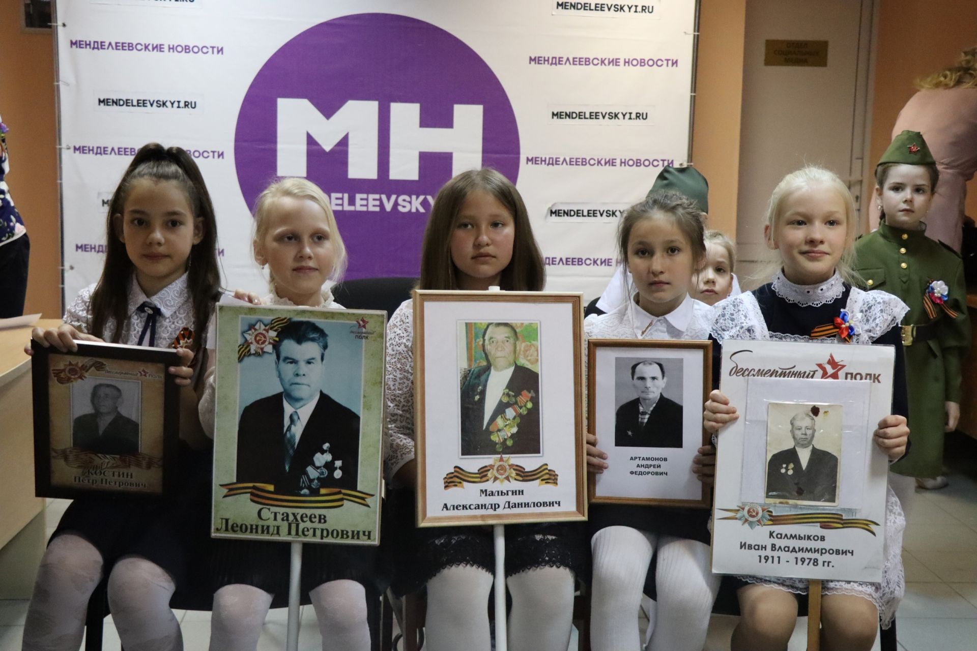 Альфия Когогина выписала «Менделеевские новости» в подарок ветеранам педагогического труда
