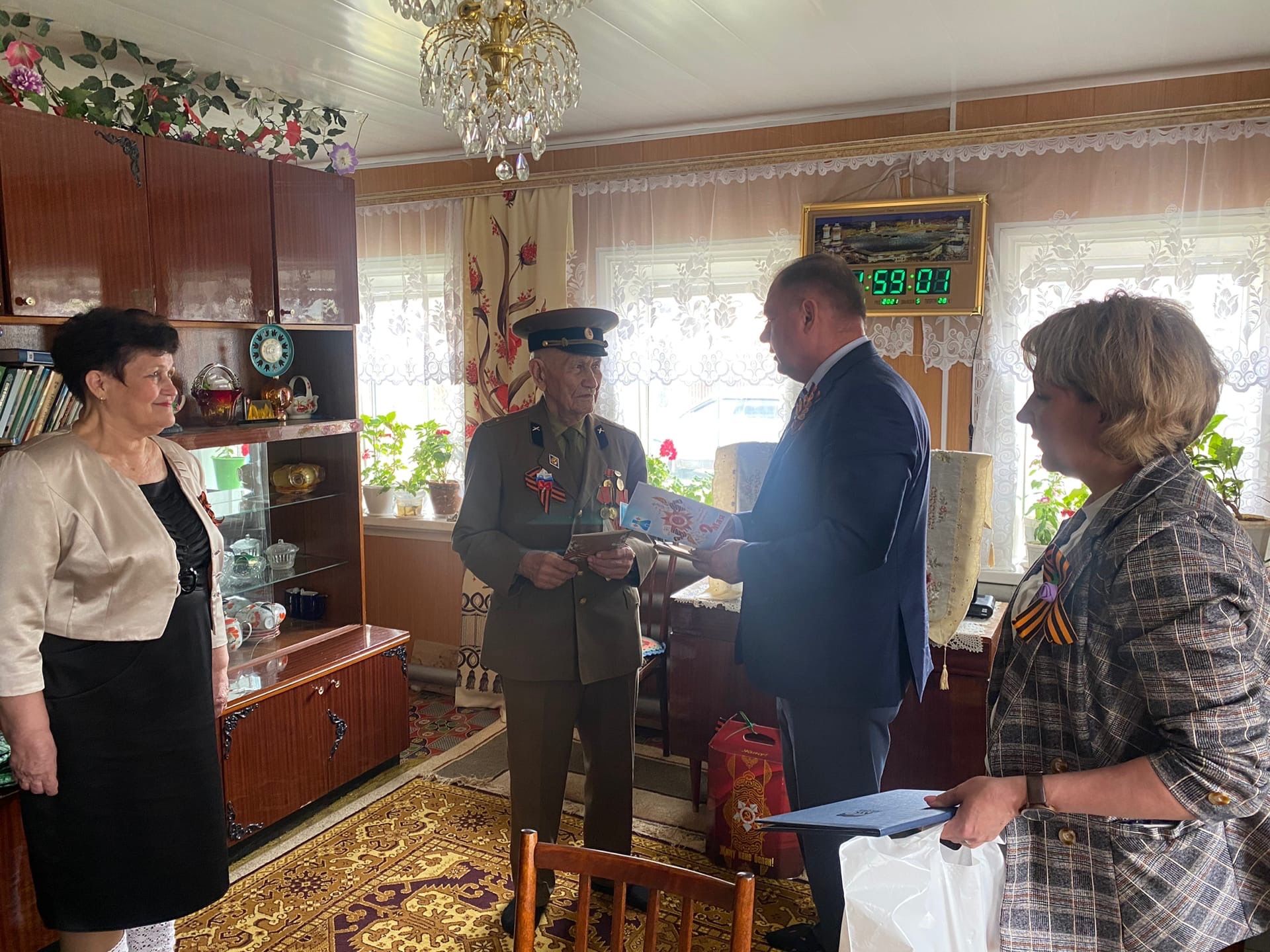 Менделеевские ветераны принимали поздравления от главы Валерия Чершинцева