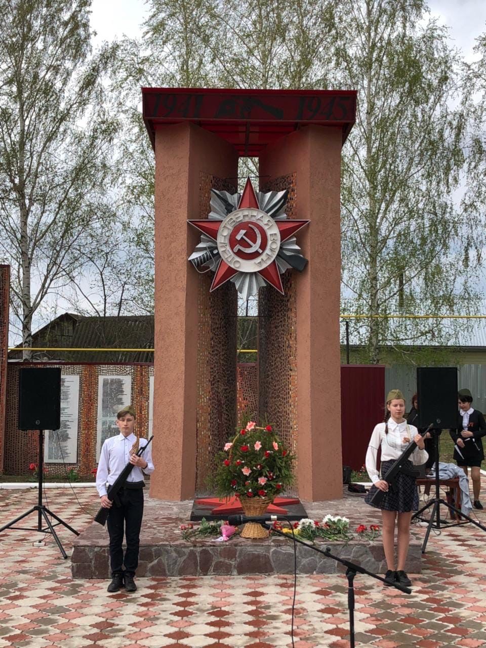 Почетный караул, сад памяти, Бессмертный полк, солдатская каша – так прошёл митинг в Старом Гришкине