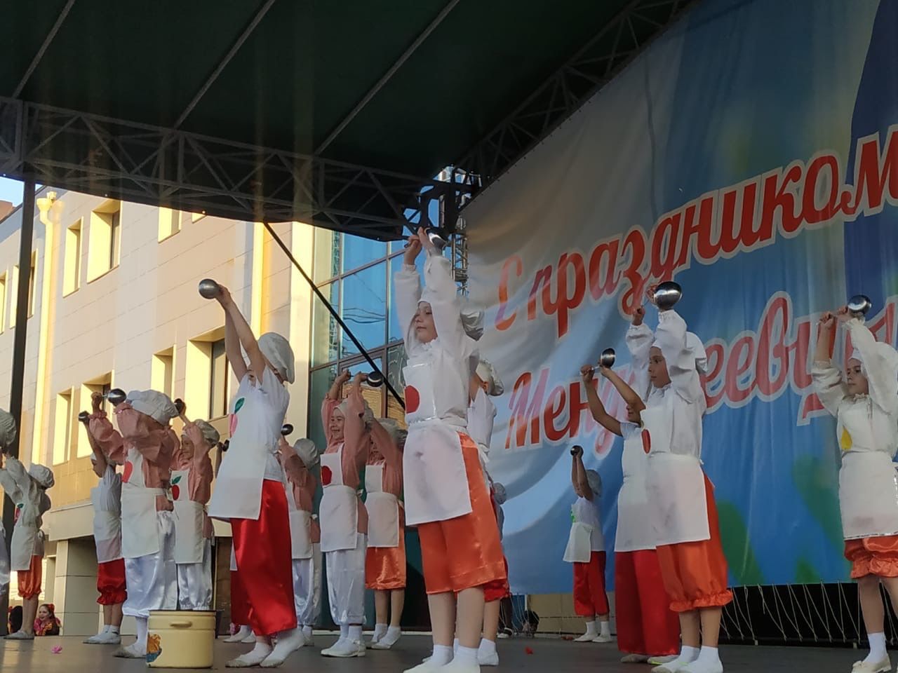 В Менделеевске на площади ДК Гассара проходил вечерний концерт
