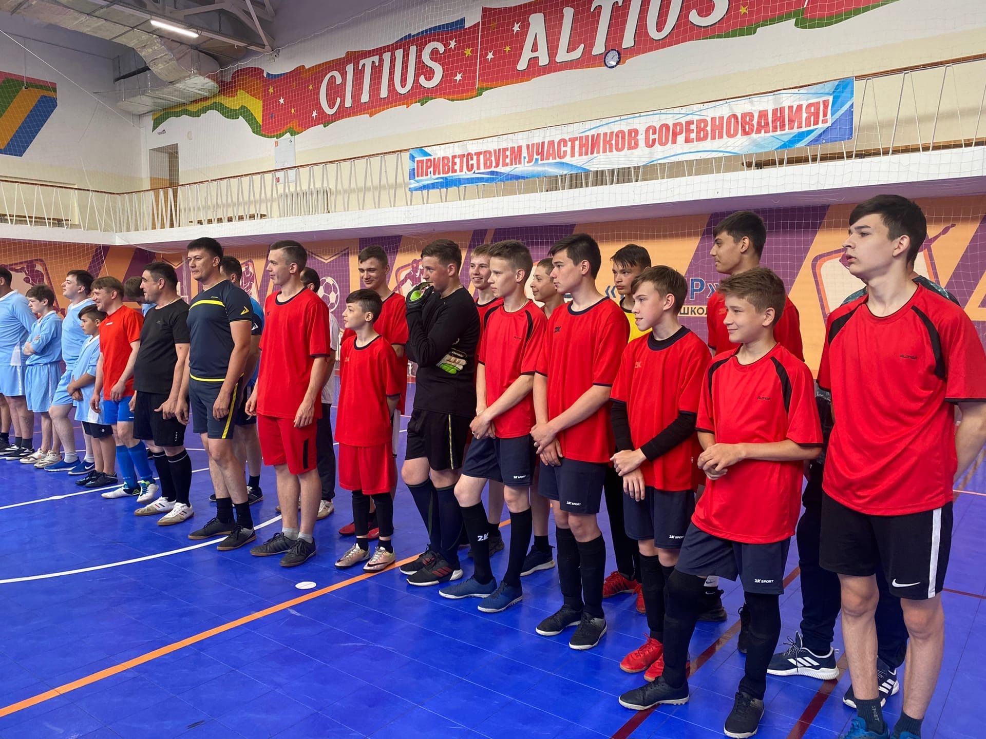 Школьники Менделеевска сыграли в футбол против команды руководителей