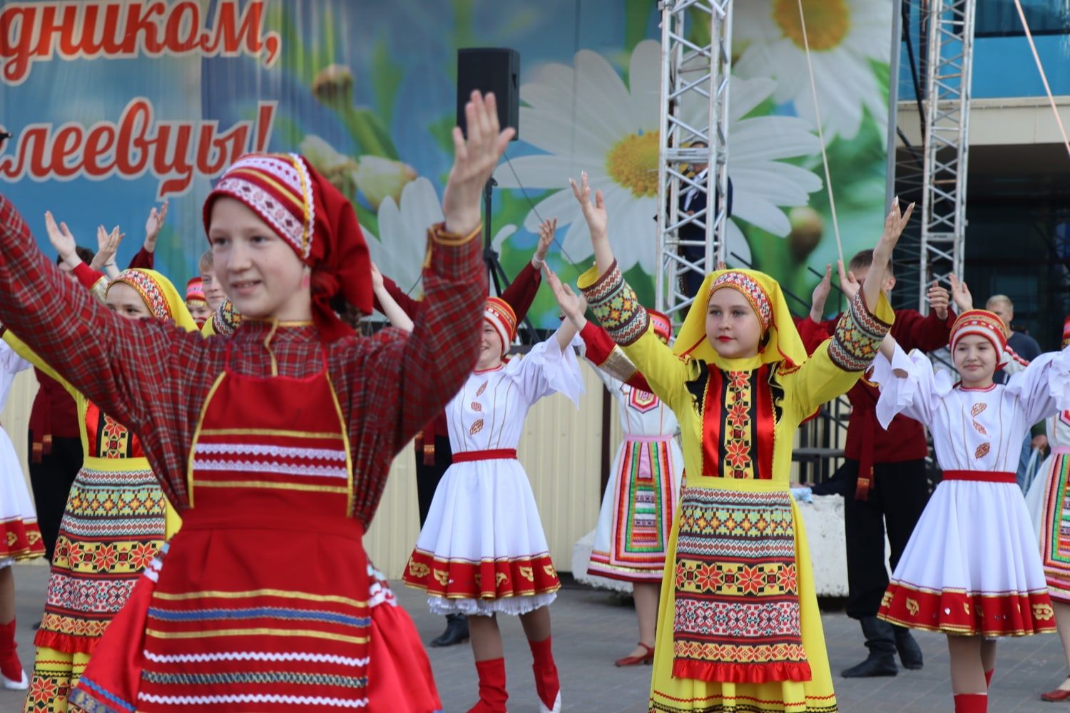 В Менделеевске отметили День России флешмобом, награждением и и велопробегом