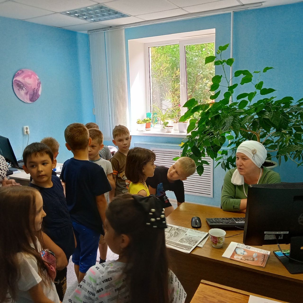 Воспитанники пришкольного лагеря посетили редакцию газеты «Менделеевские новости»