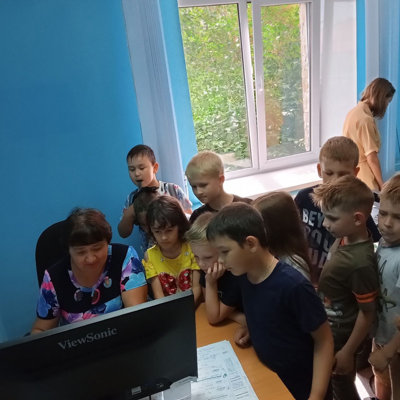 Воспитанники пришкольного лагеря посетили редакцию газеты «Менделеевские новости»