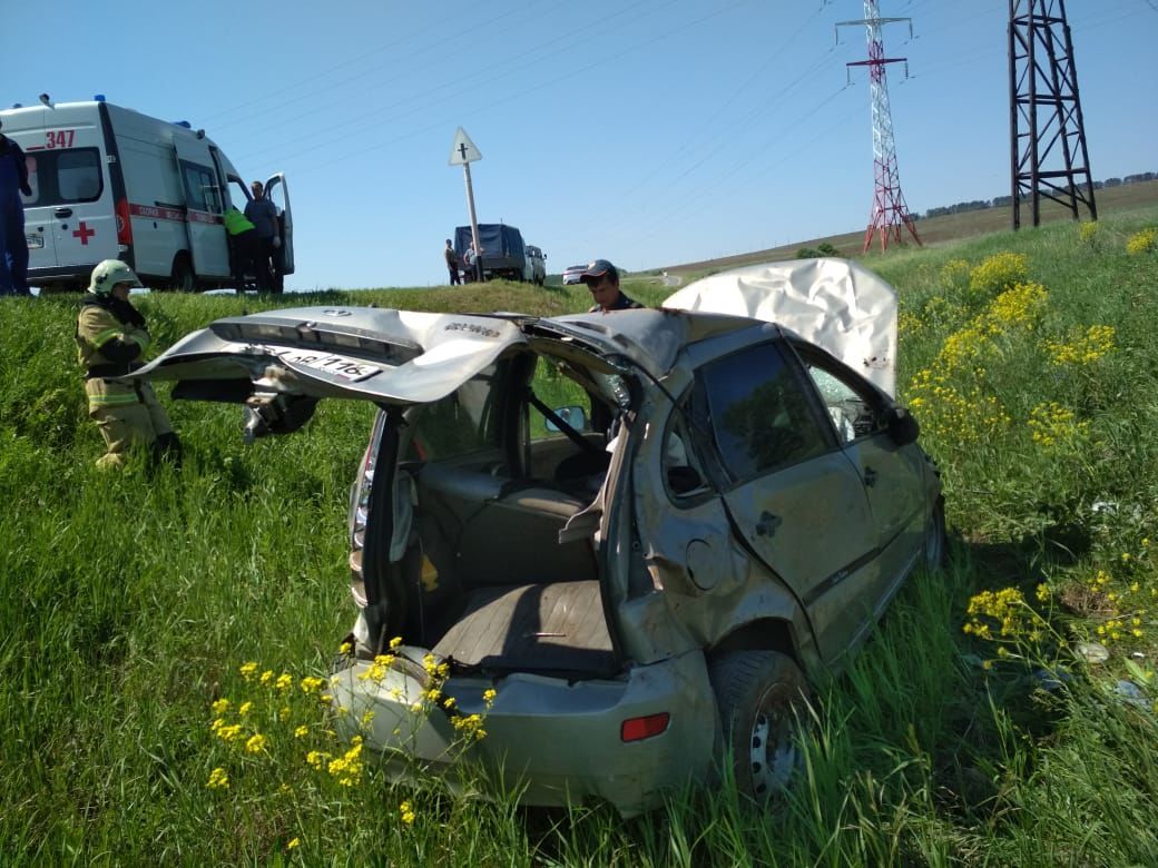 В Менделеевском районе опрокинулась легковушка