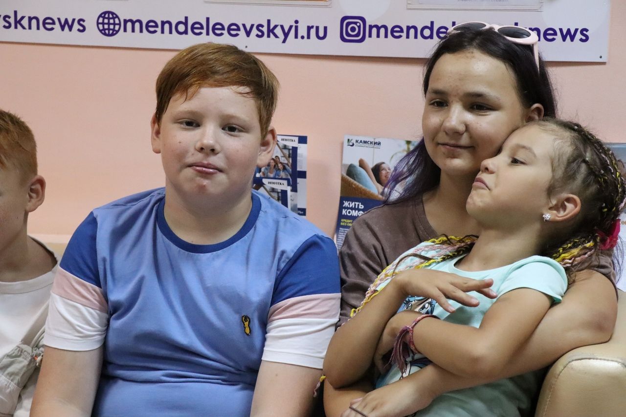Дети из лагеря «SUPER Поколение» пришли с экскурсией в «Менделеевские новости»