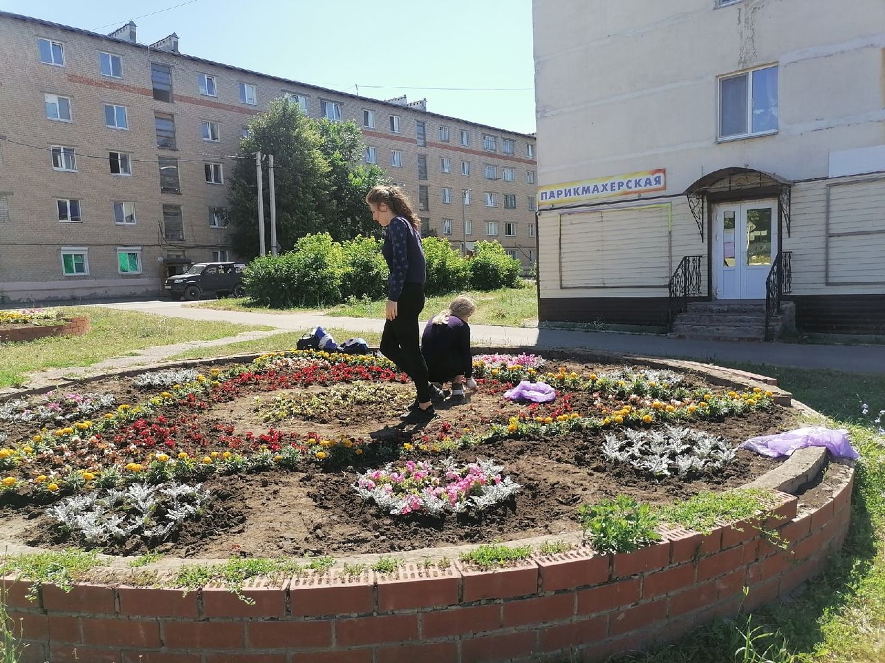 На улицах Менделеевска продолжают благоустраивать цветники