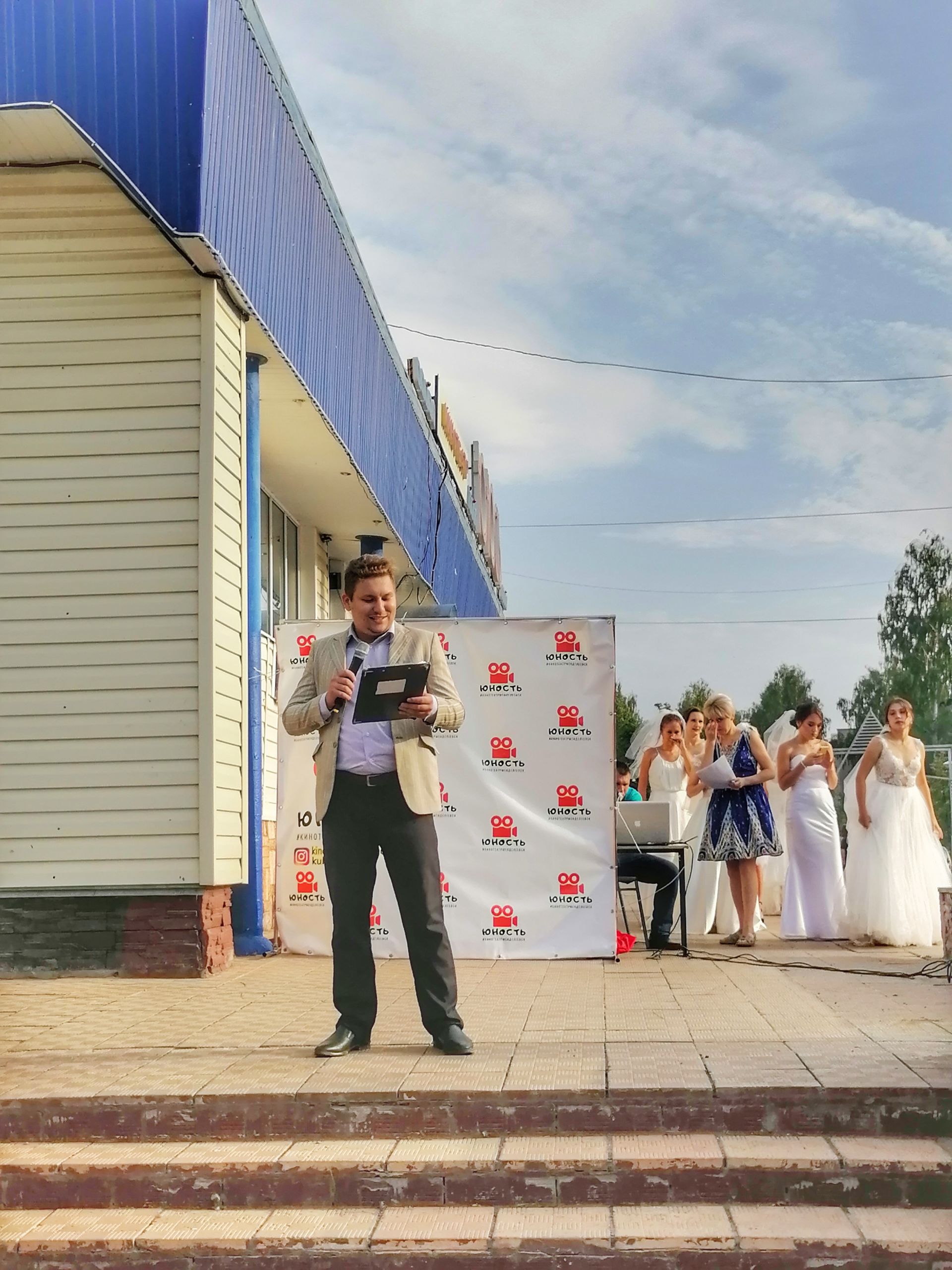 Невесты Менделеевска участвовали в забеге в валенках и устроили флешмоб с байкерами
