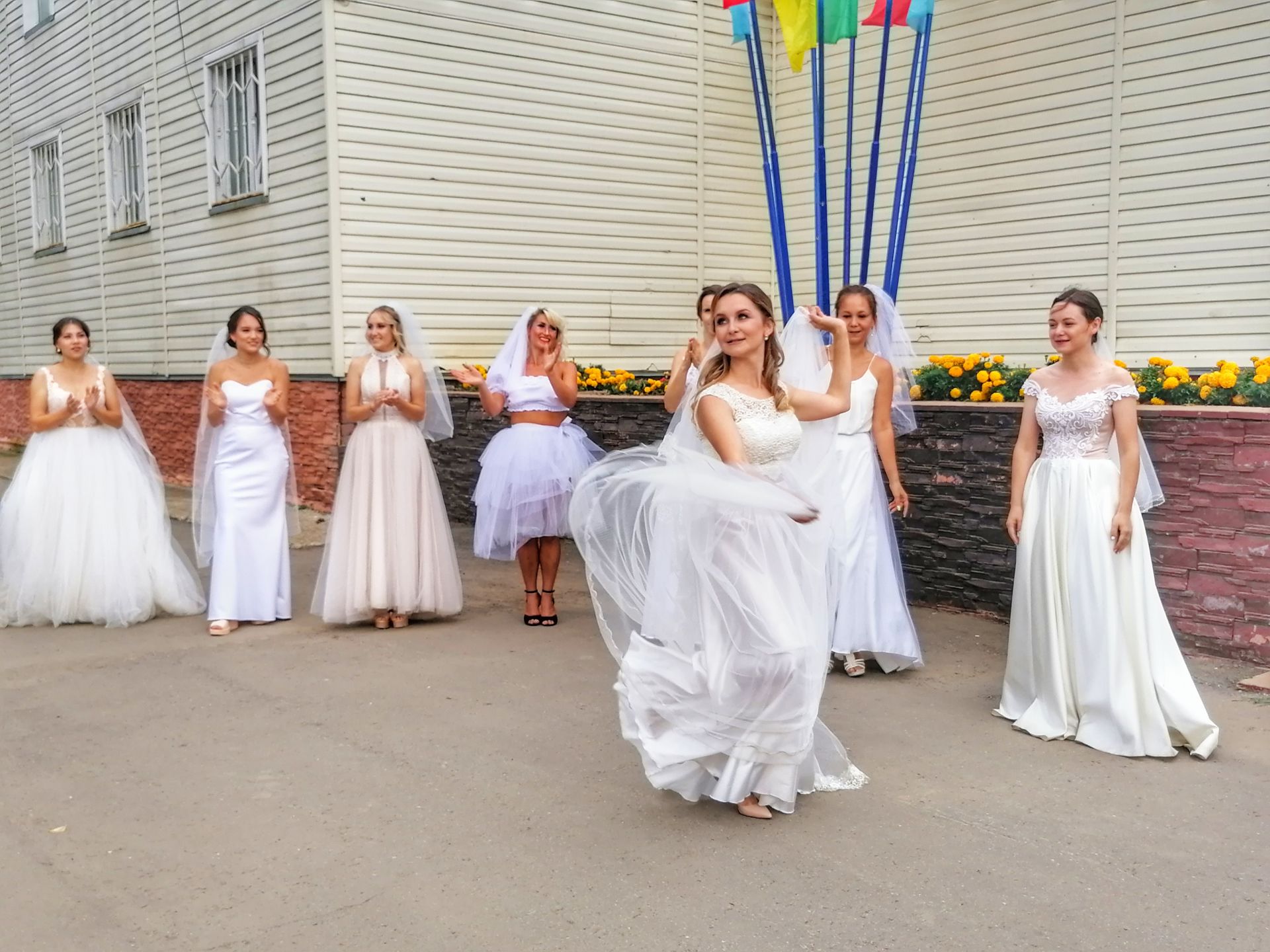 Невесты Менделеевска участвовали в забеге в валенках и устроили флешмоб с байкерами