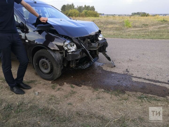 В Менделеевском районе трое пострадали при столкновении двух легковушек