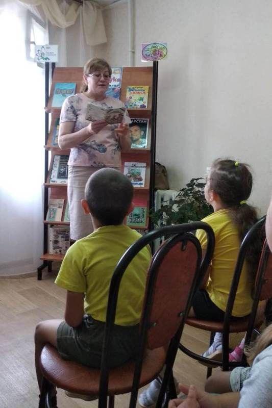 В Менделеевске прошел литературный час «С книгой по дорогам детства»