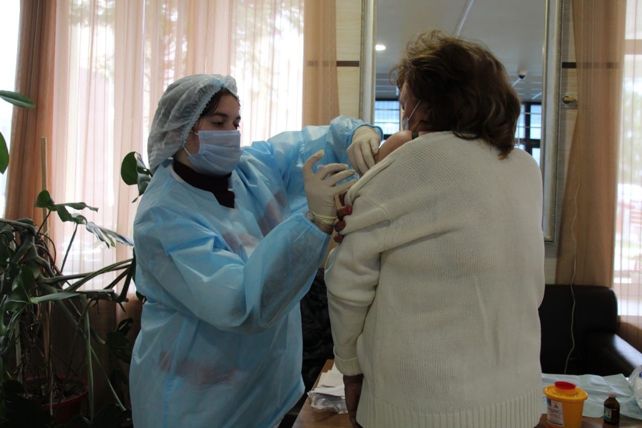 Пресс-секретарь главы Менделеевского района сделала прививку от гриппа