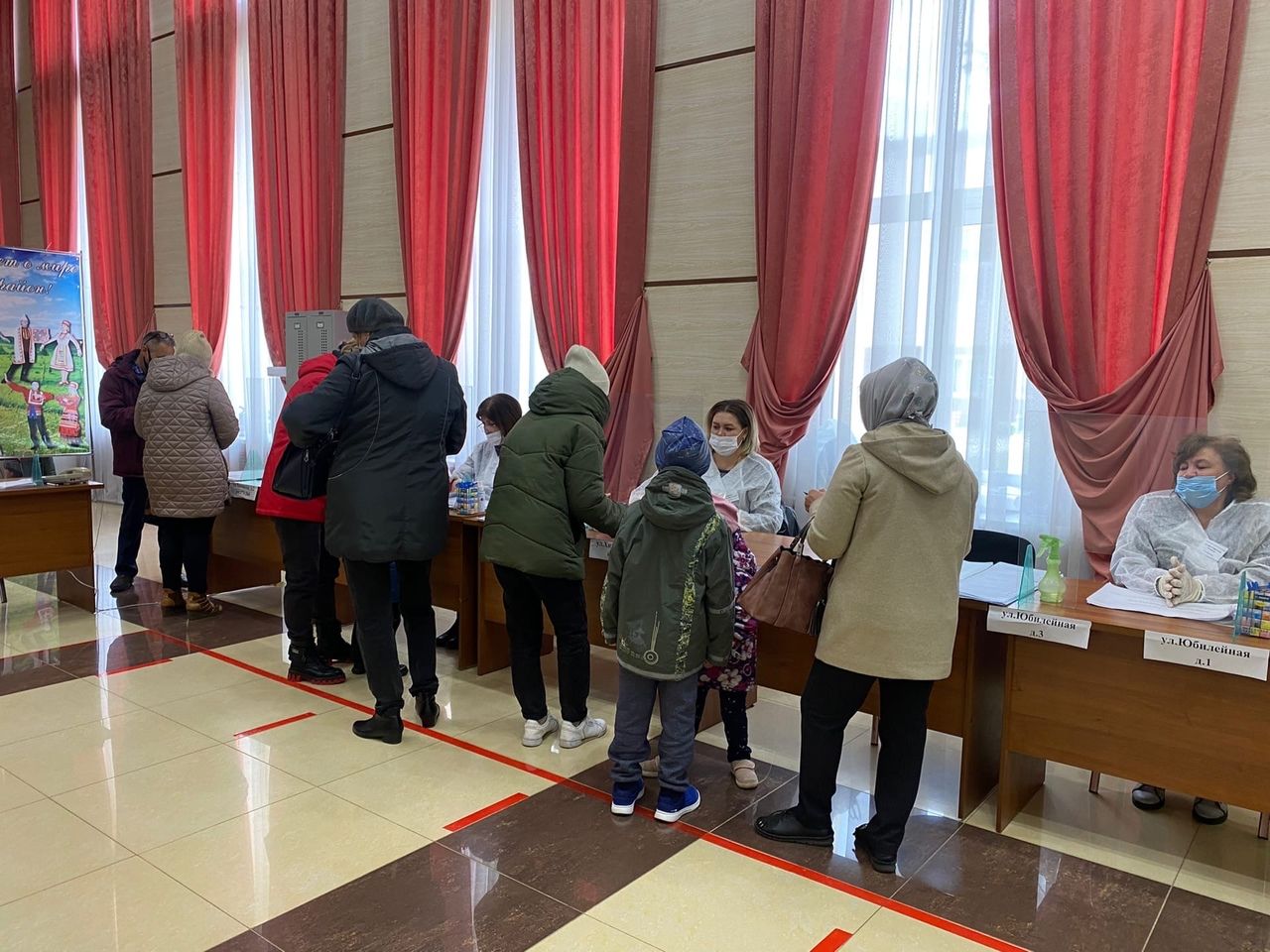 На избирательном участке № 1910 менделеевцы голосуют семьями