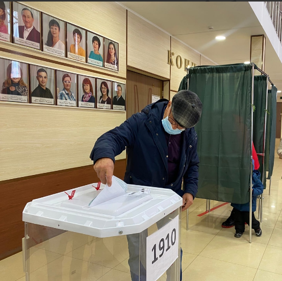 На избирательном участке № 1910 менделеевцы голосуют семьями