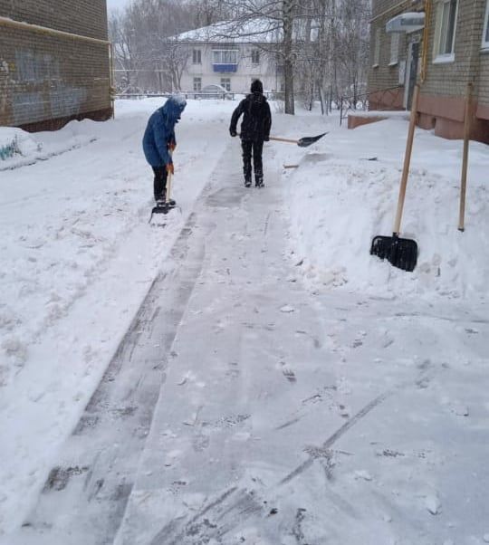 Коммунальные службы продолжают расчищать улицы от снега