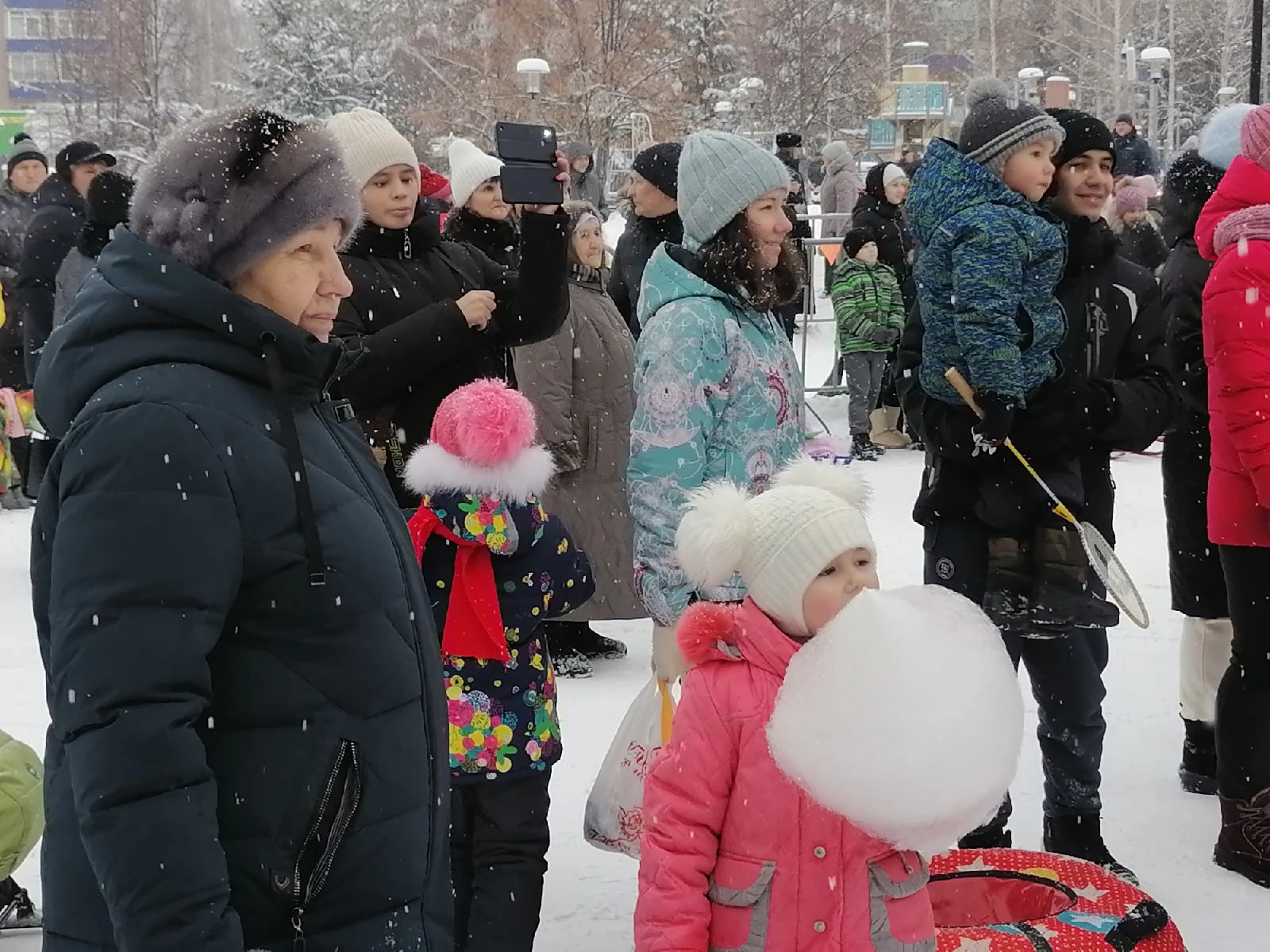 Гости рождественской ярмарки в Менделеевске гуляли и праздновали