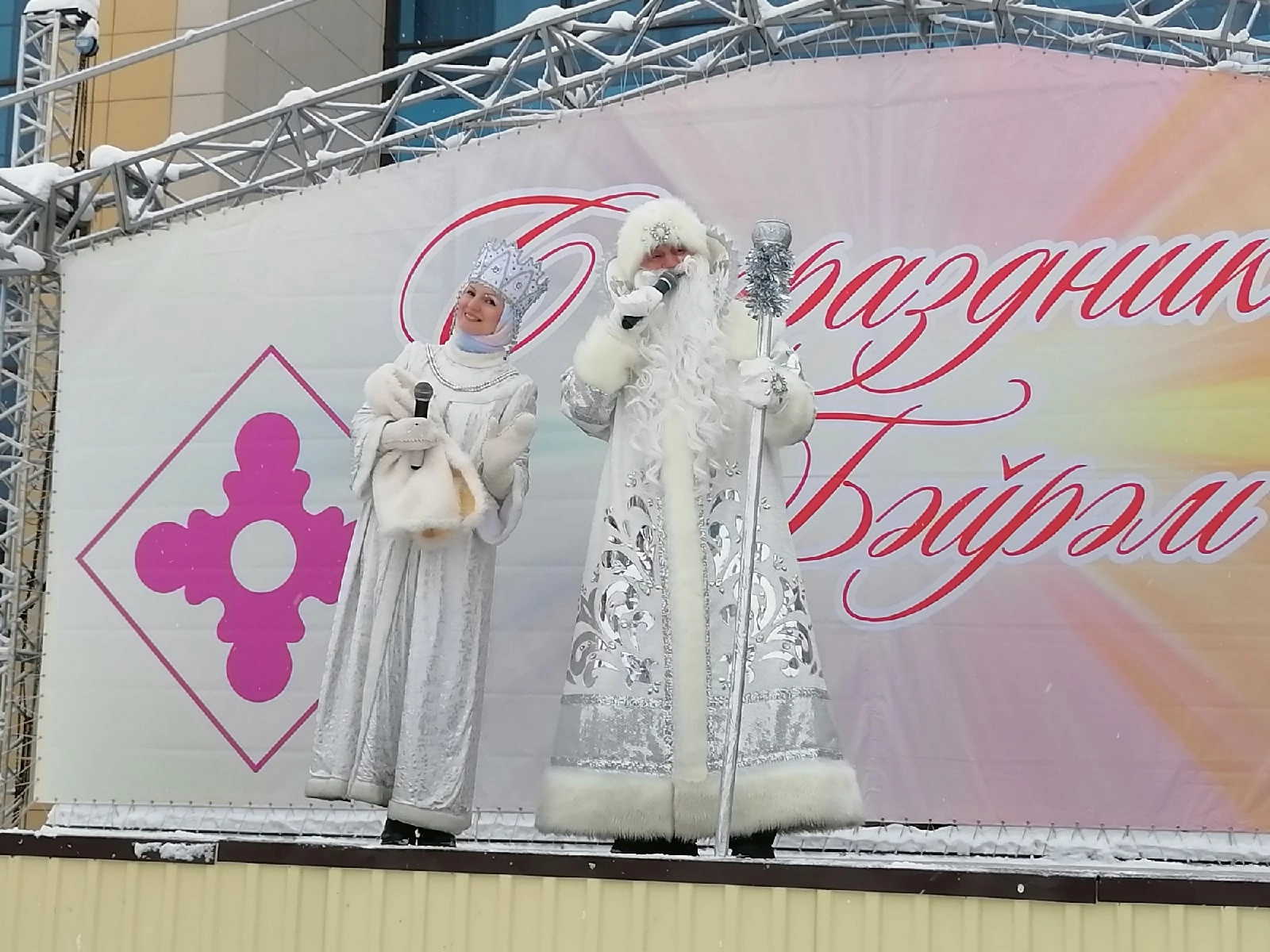 Гости рождественской ярмарки в Менделеевске гуляли и праздновали