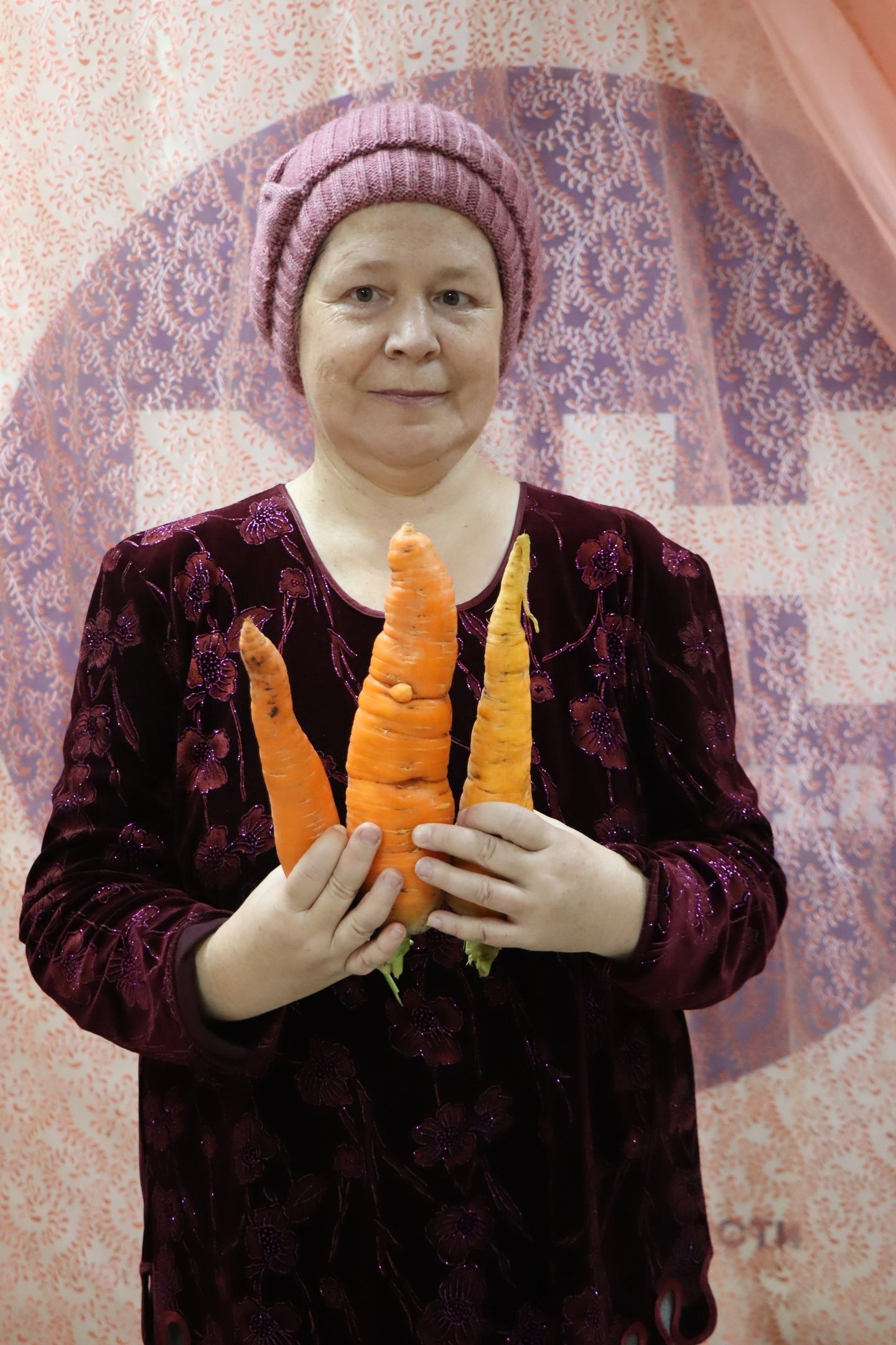 Морковь-гигант: менделеевцы продолжают делиться богатым урожаем