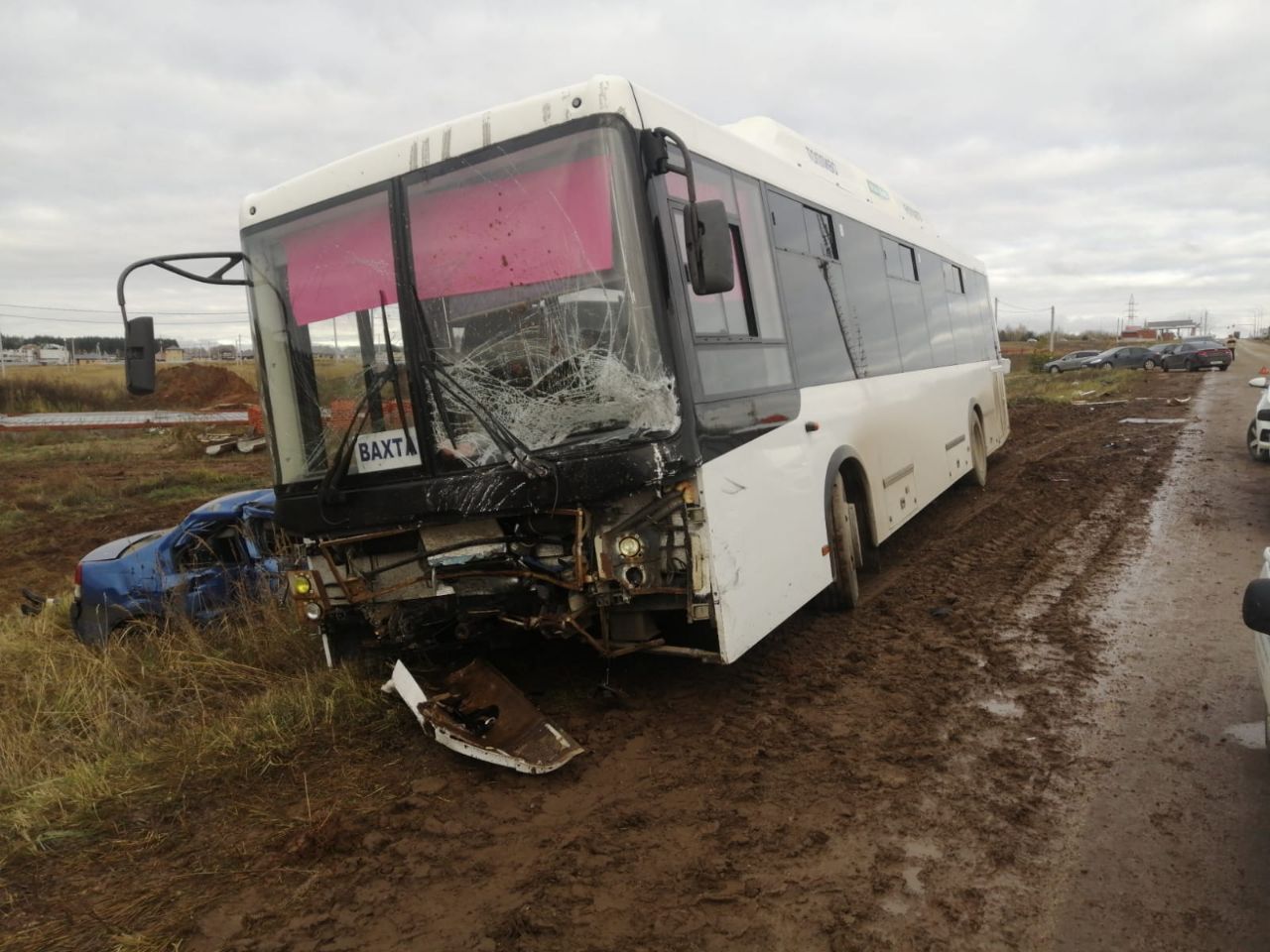 Страшная авария в Татарстане: столкнулись легковой автомобиль и вахтовый автобус