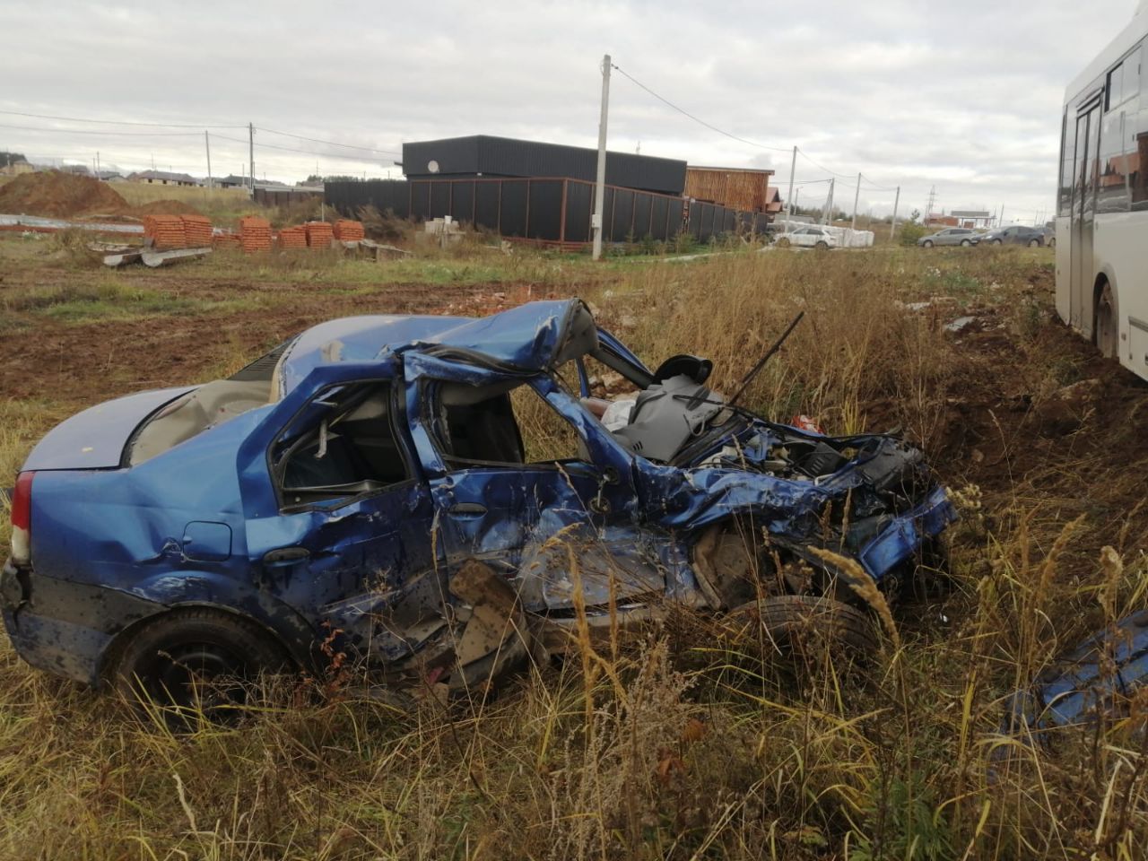 Страшная авария в Татарстане: столкнулись легковой автомобиль и вахтовый автобус