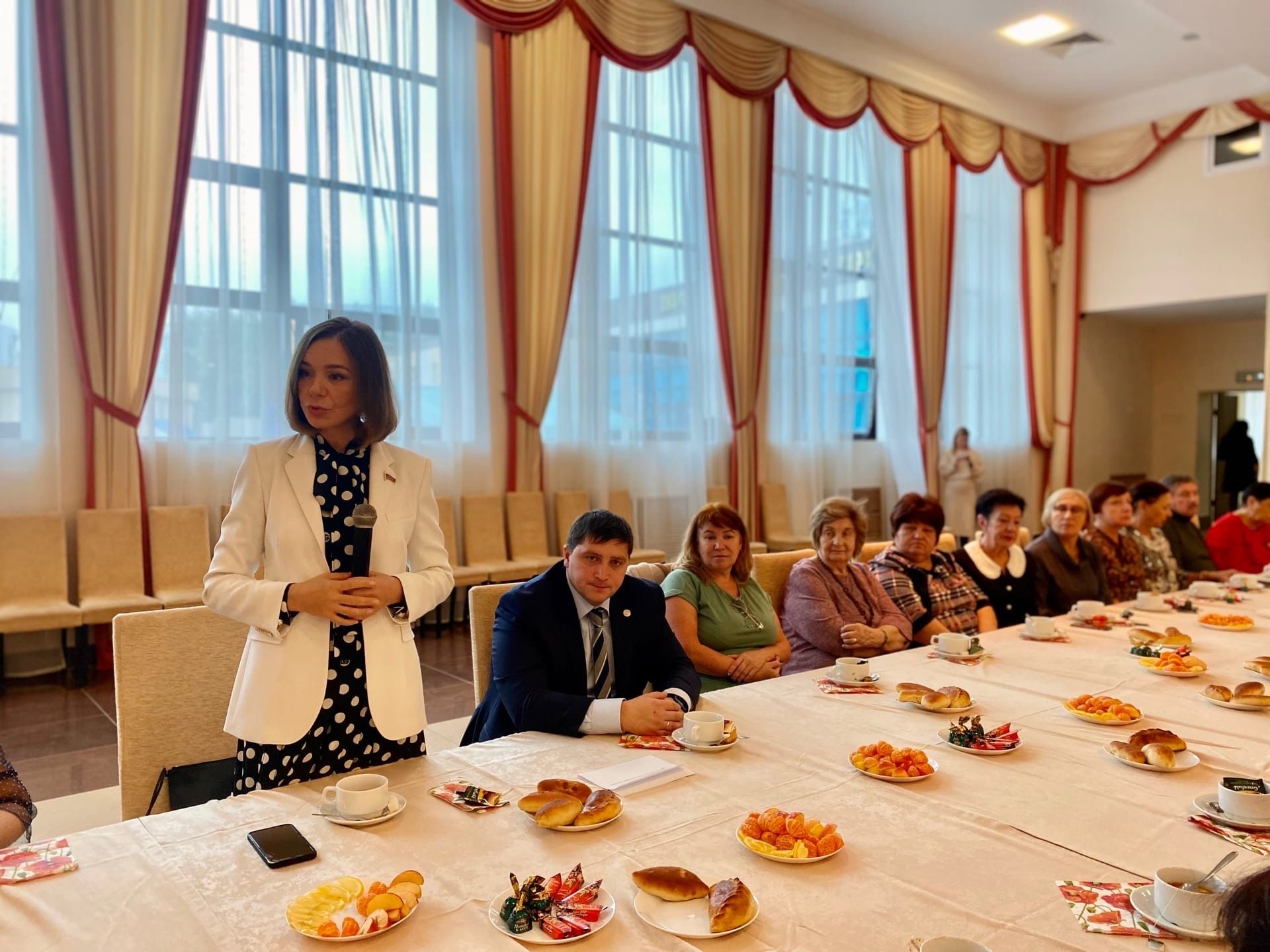 Депутат Государственной Думы Рф Альфия Когогина сделала подарок ветеранам образования