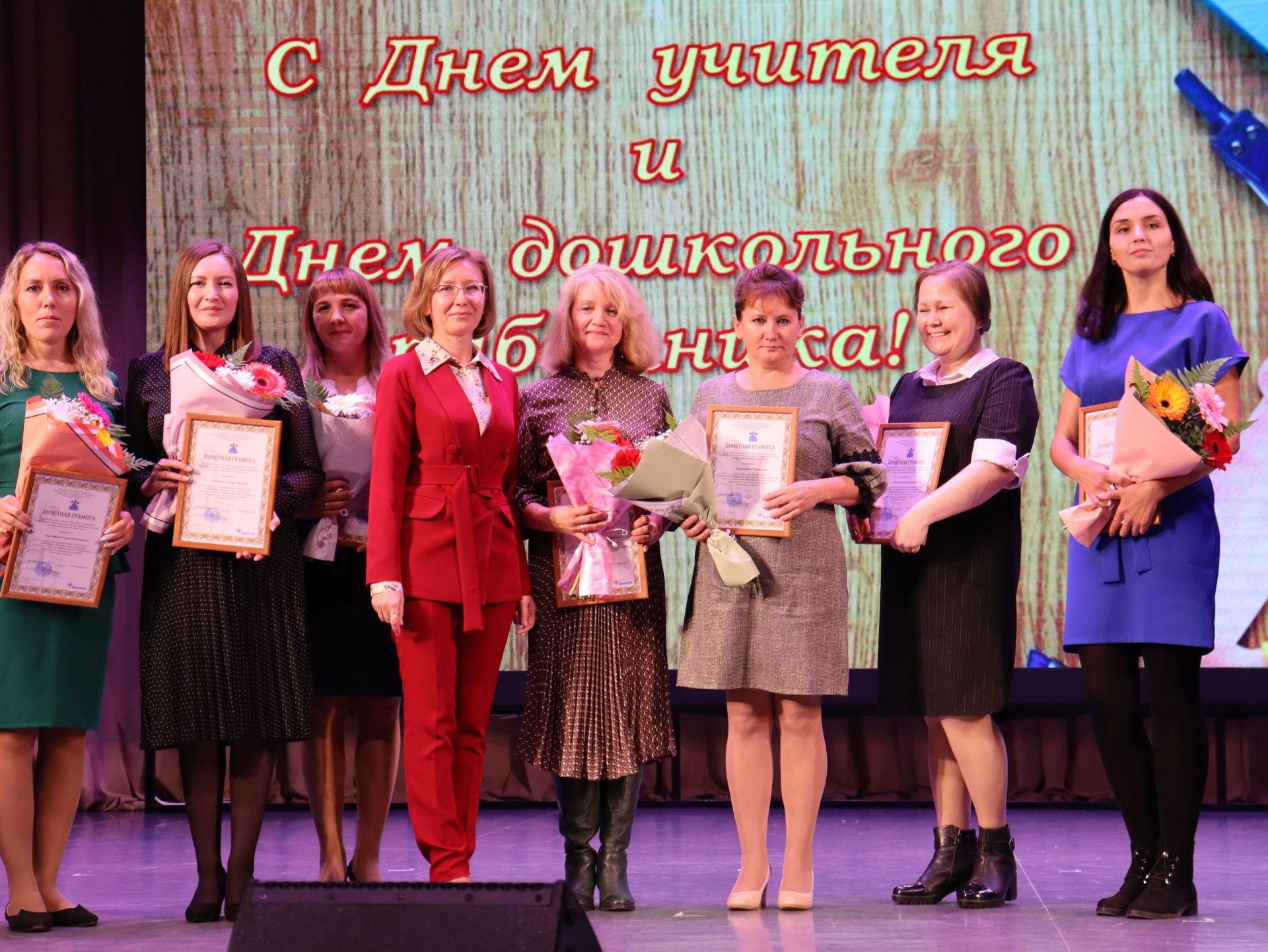 В Менделеевске чествовали лучших педагогов района