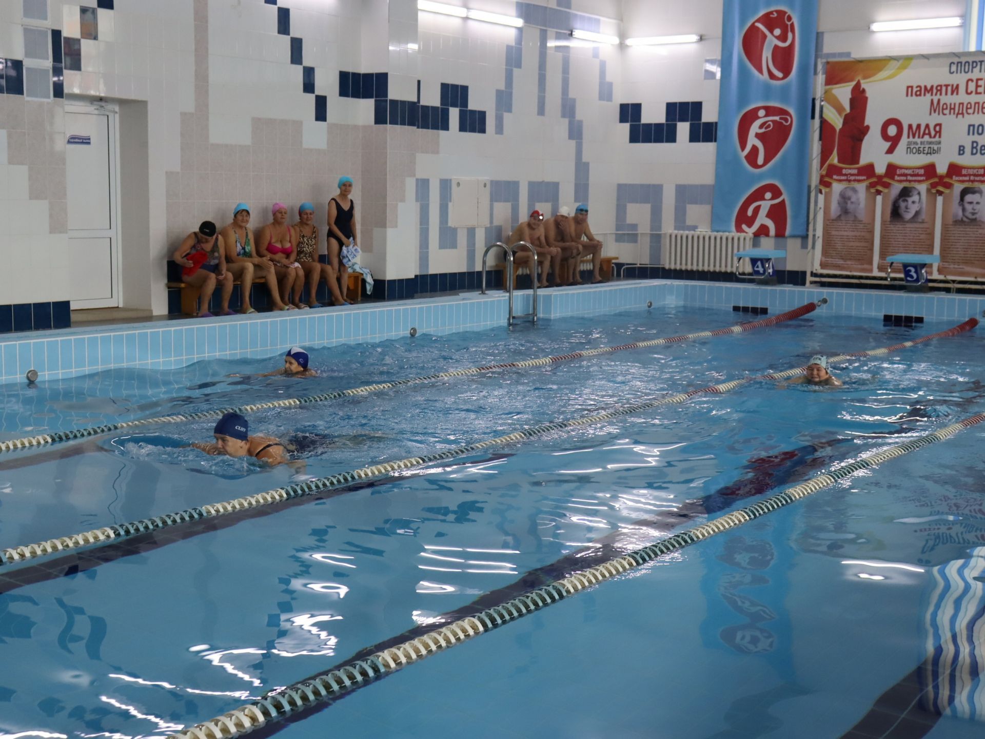 Бодрые и энергичные: представители третьего возраста Менделеевска приняли участие в соревновании по плаванию