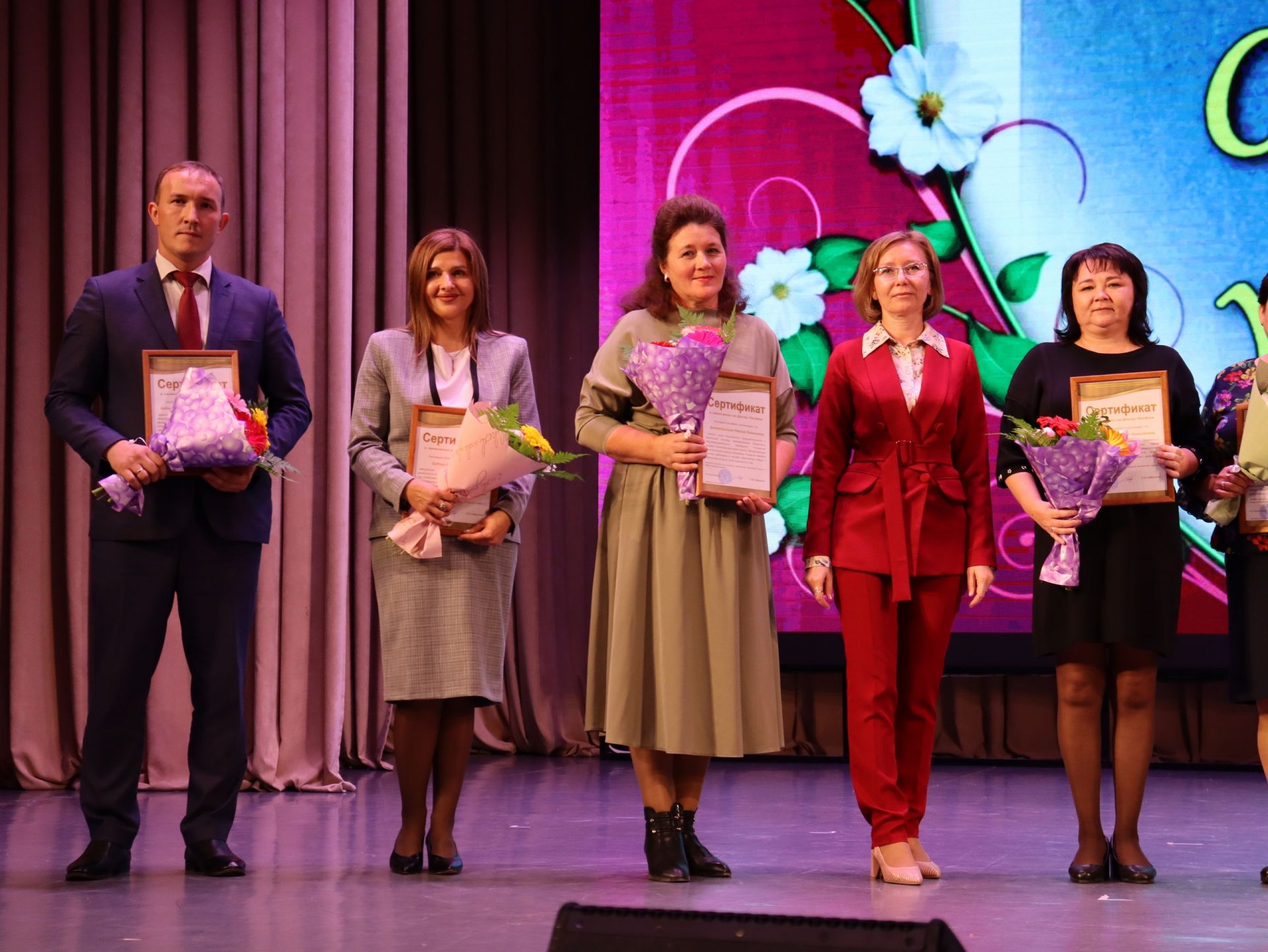 В Менделеевске чествовали лучших педагогов района