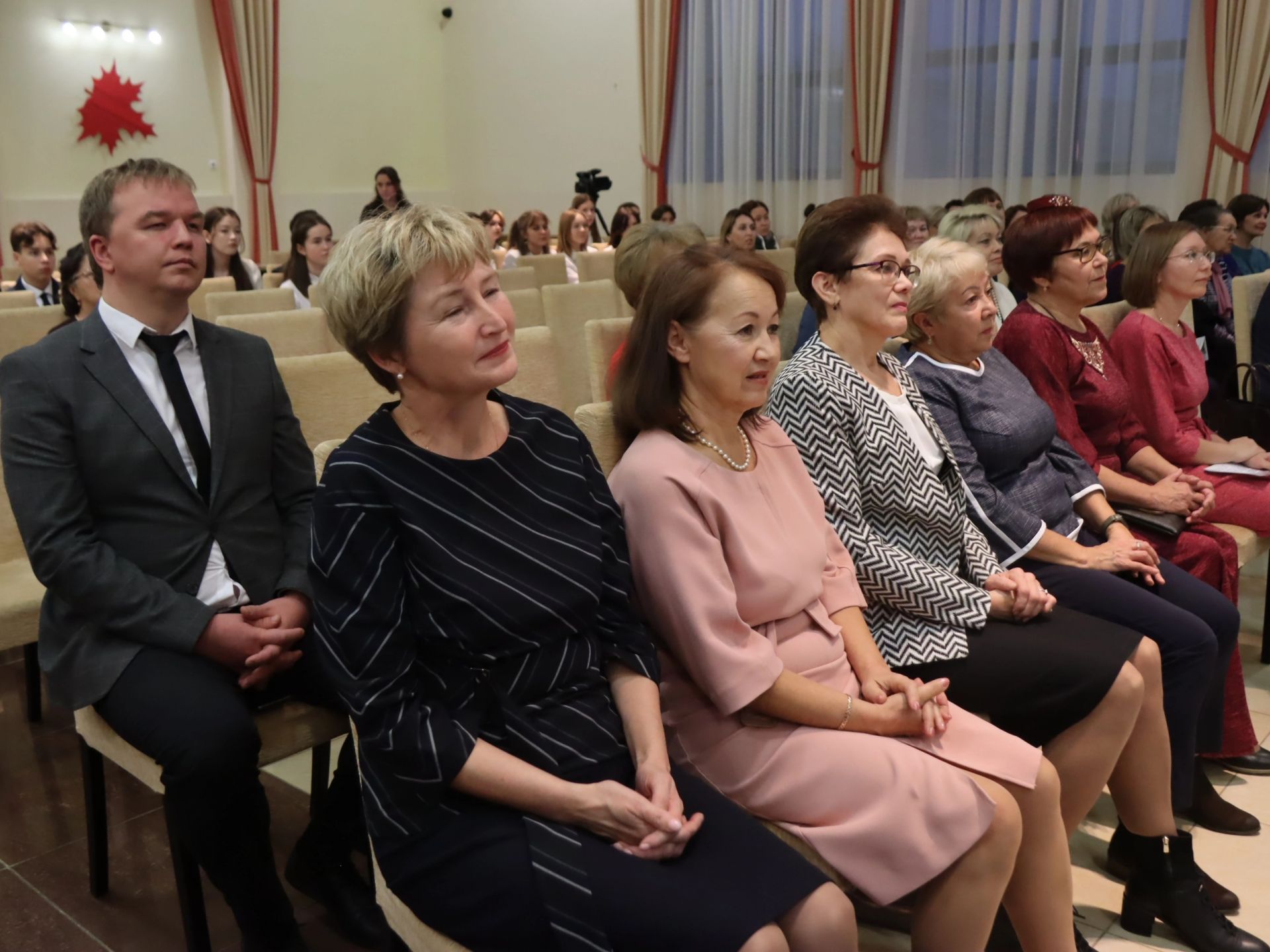 Гимназия Менделеевска отметила 30-летие