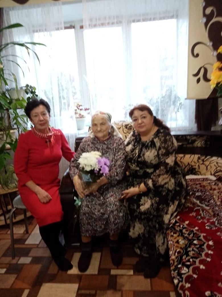 90- летний юбилей отметила ветеран труда Разия Гайнутдинова