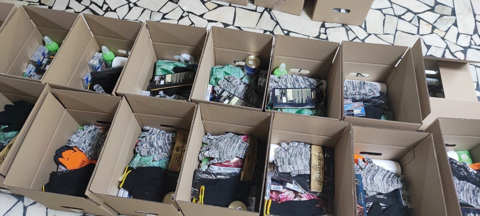 Более 100 коробок гуманитарной помощи отправляется мобилизованным ребятам со сборного пункта МЦ «Яшьлек»
